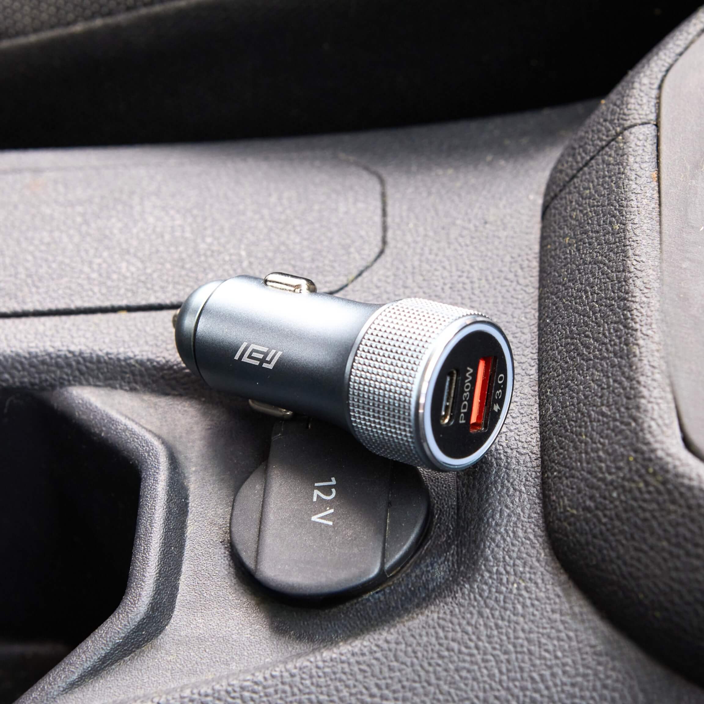 Conector USB-C de Auto IEY de 30W con doble puerto USB-A y USB-C para carga rápida en el vehículo