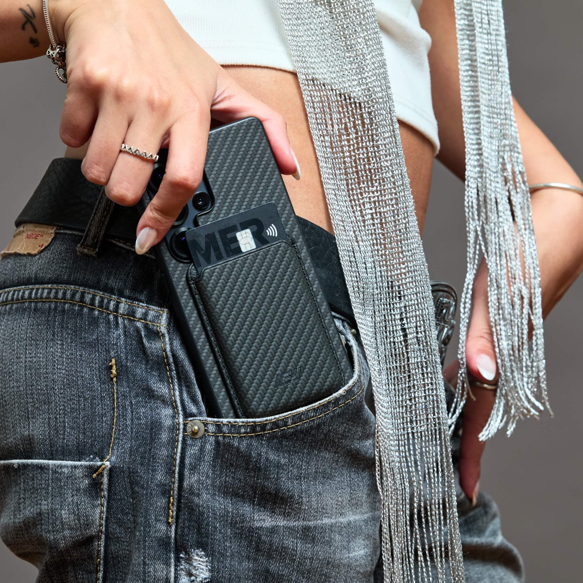 Samsung con funda MagSafe IEY® negra carbon en bolsillo de jean #color_negro