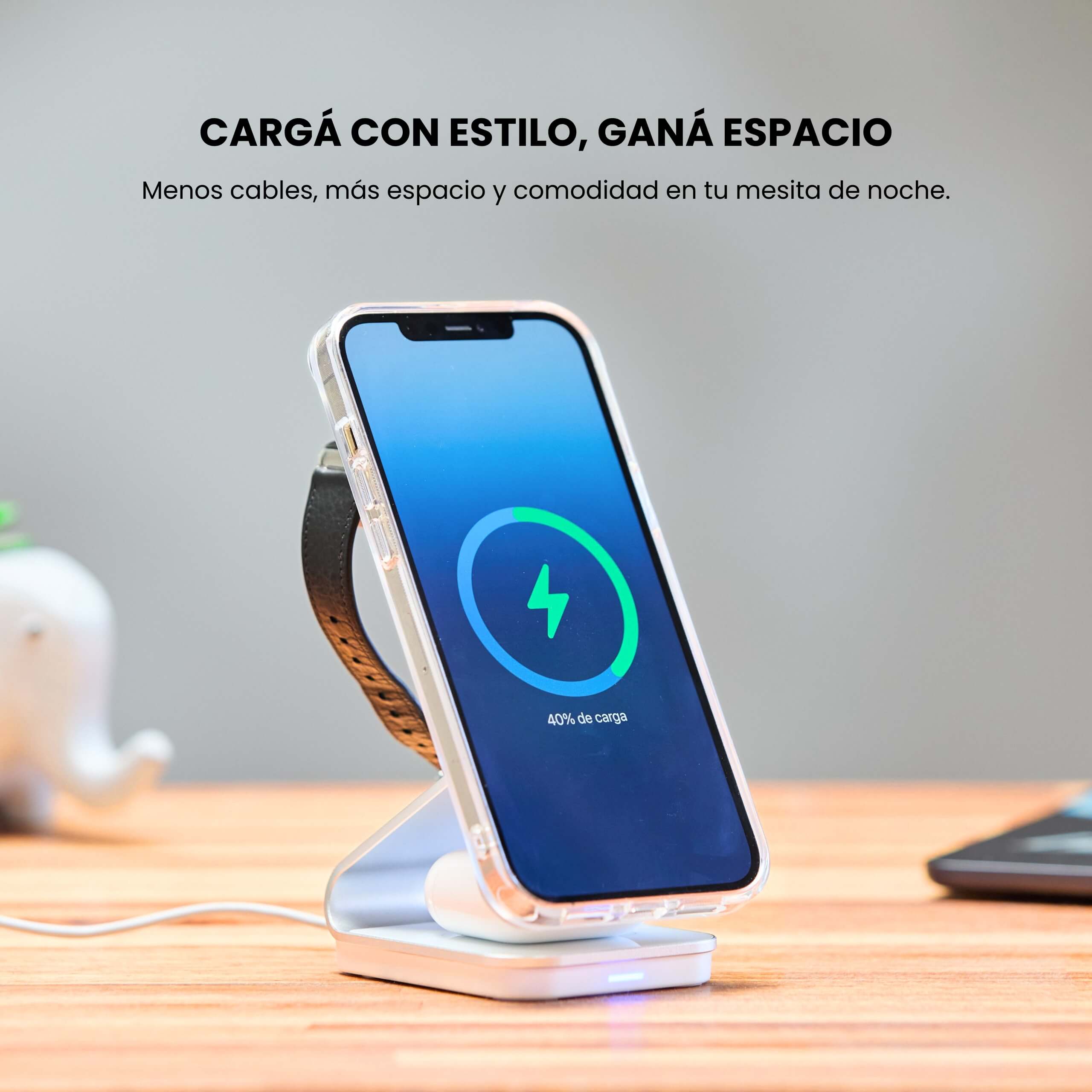 Animación MagSafe del iPhone 17 sobre escritorio de madera