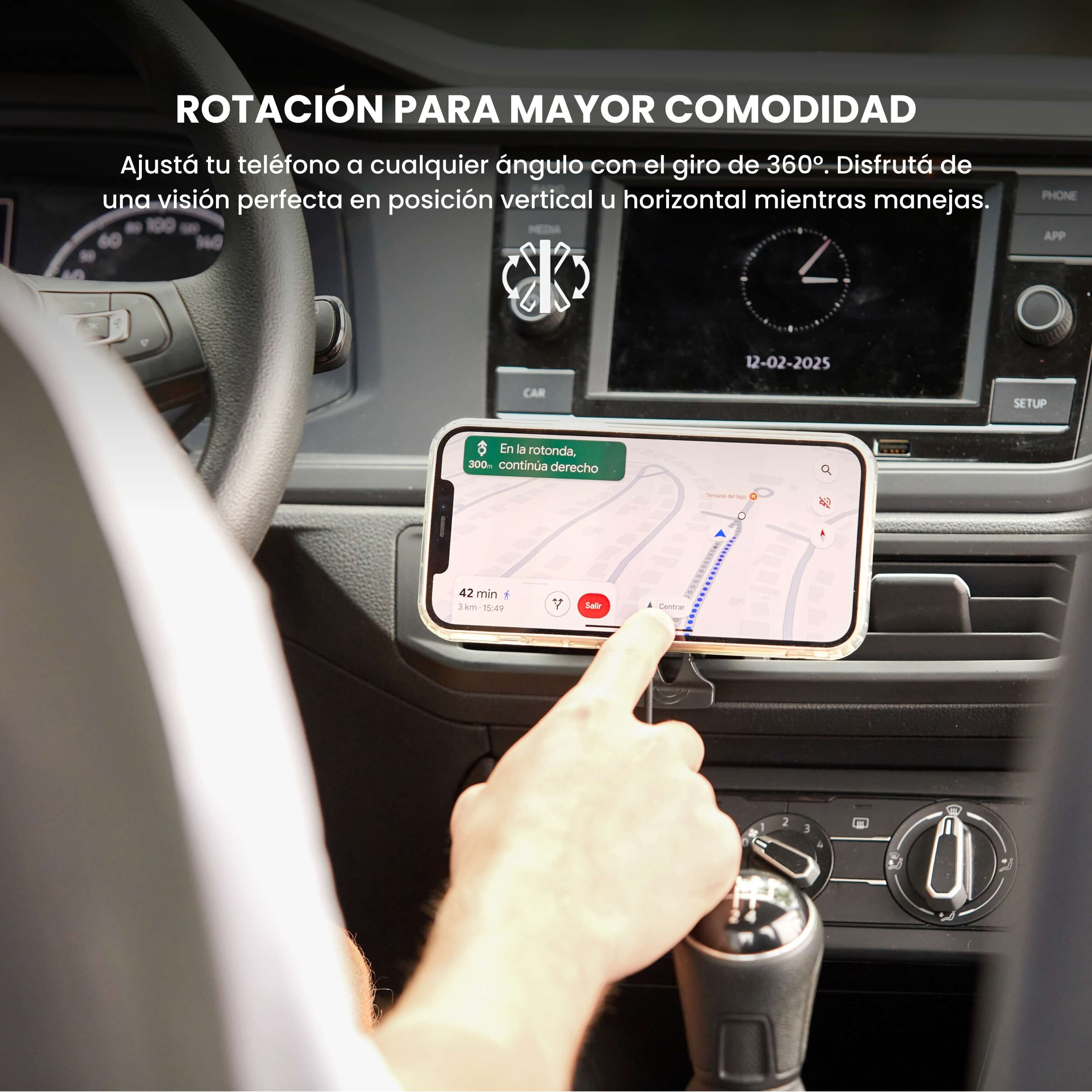 Mano colocando iPhone en cargador MagSafe de Auto con navegación GPS