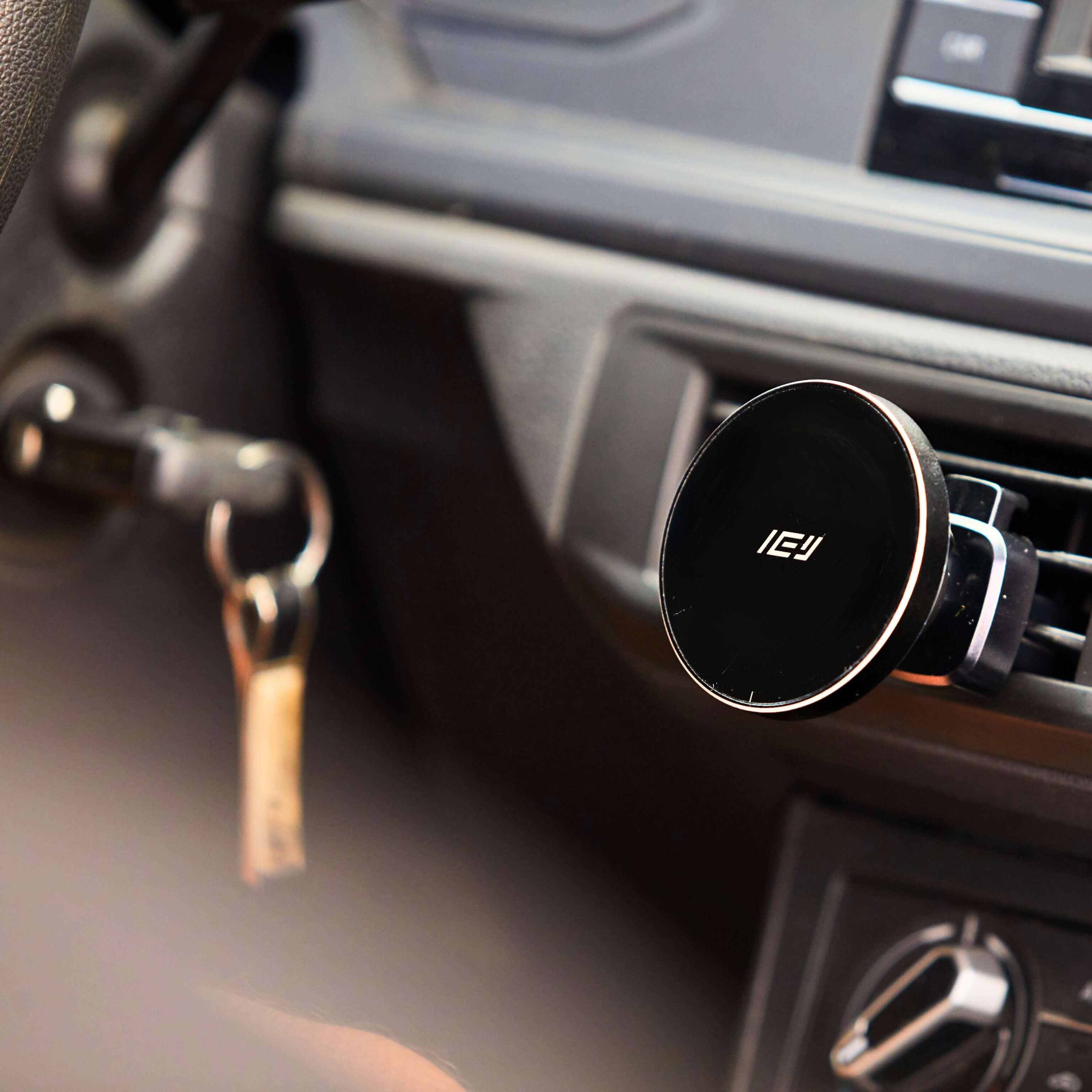 Cargador IEY MagSafe montado en auto con diseño minimalista #color_negro