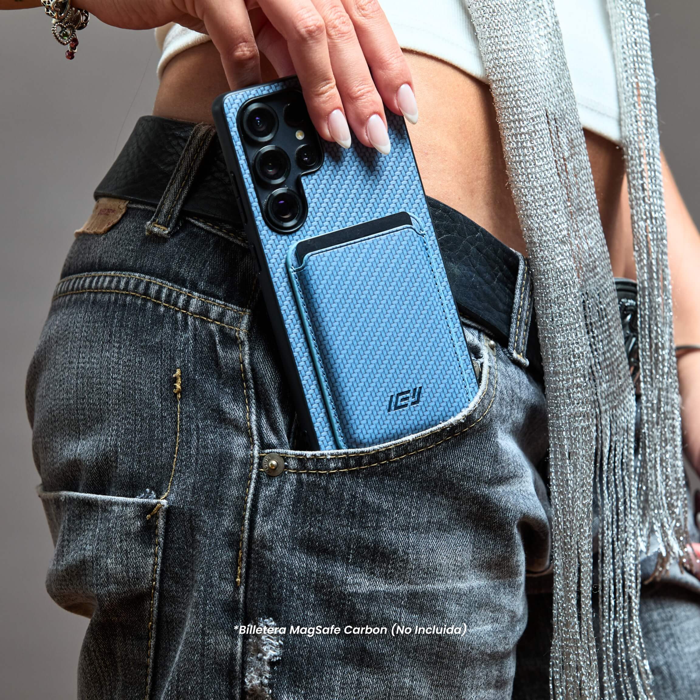 Funda IEY azul con billetera MagSafe Samsung, siendo guardada en el bolsillo lateral de un jean #color_azul