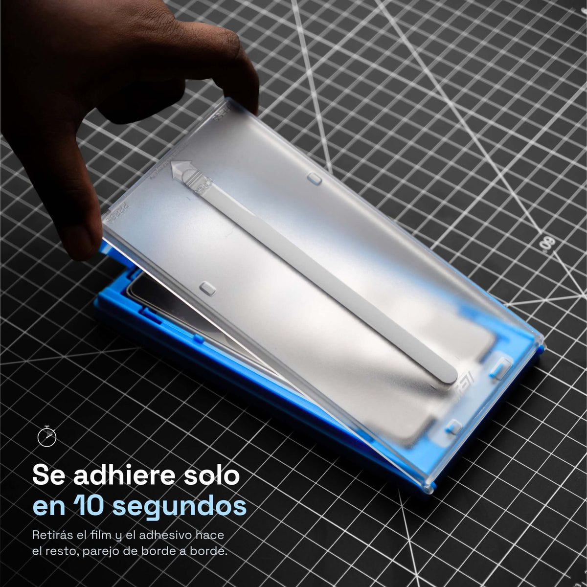 Sistema ApplyFit™ de IEY® colocando el vidrio templado sobre un Samsung Galaxy, con adhesión uniforme en aproximadamente 10 segundos.