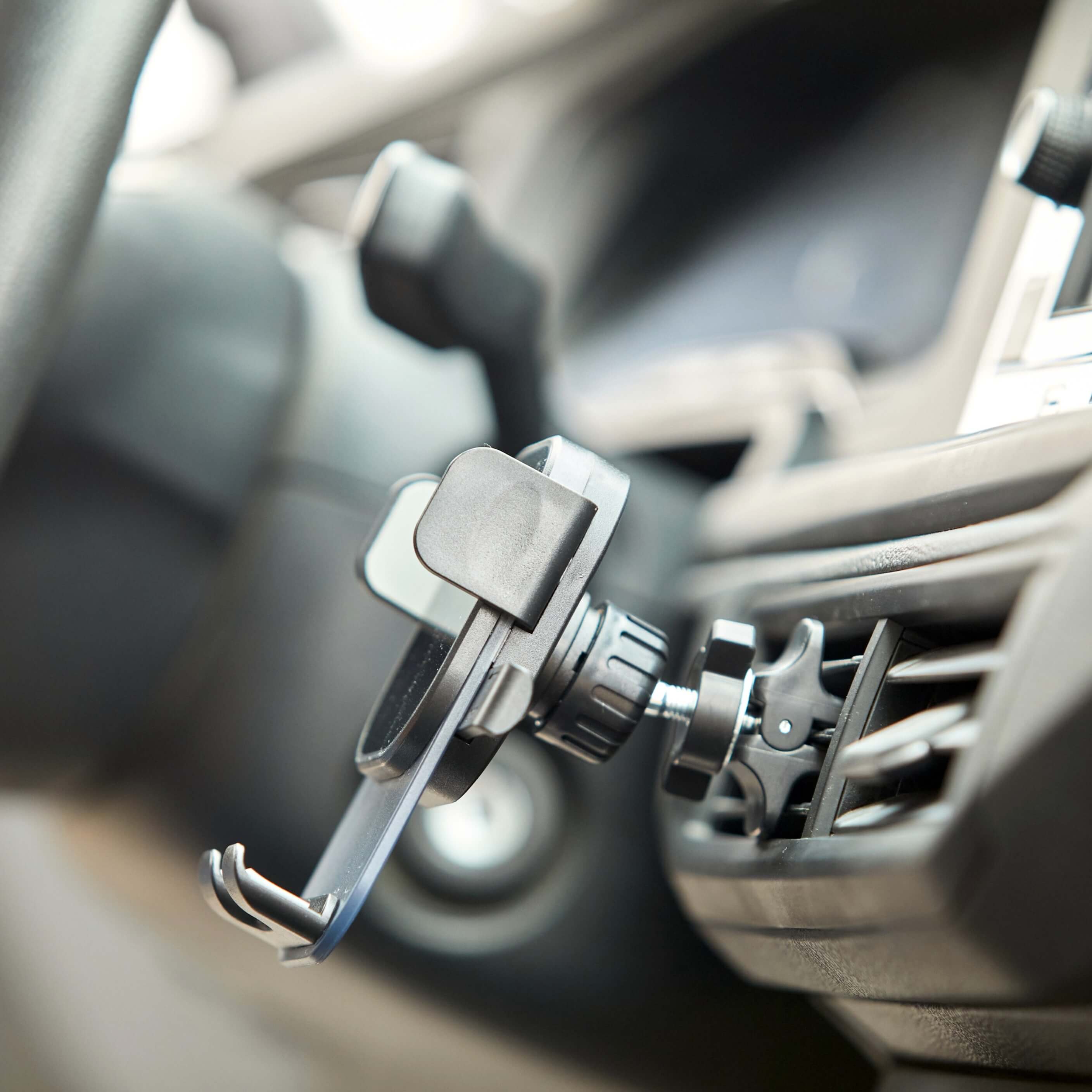 Soporte de celular IEY ajustable instalado en rejilla de ventilación de auto