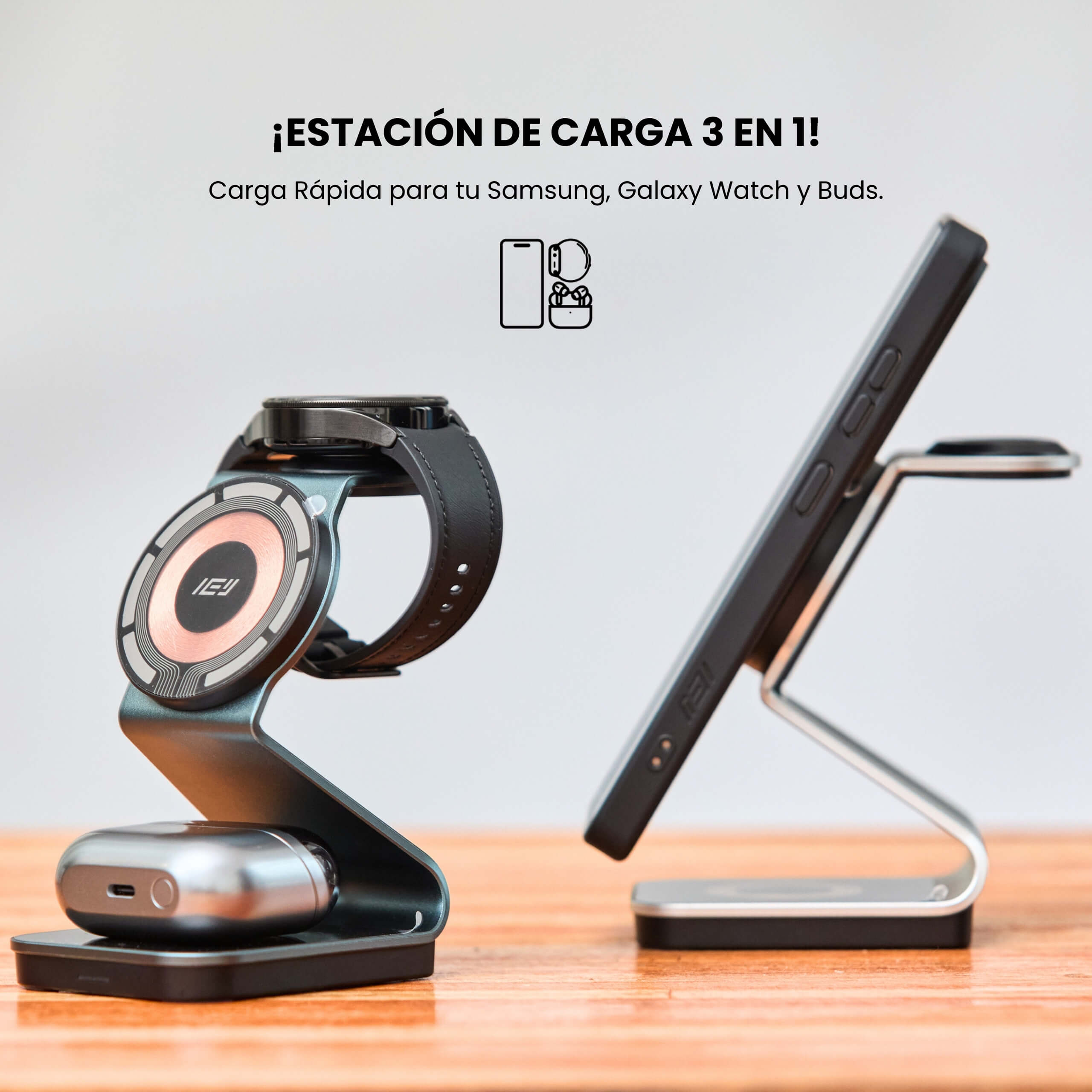 Cargador MagCharger con Samsung en modo horizontal y Galaxy Watch sobre base magnética #color_gris azulado