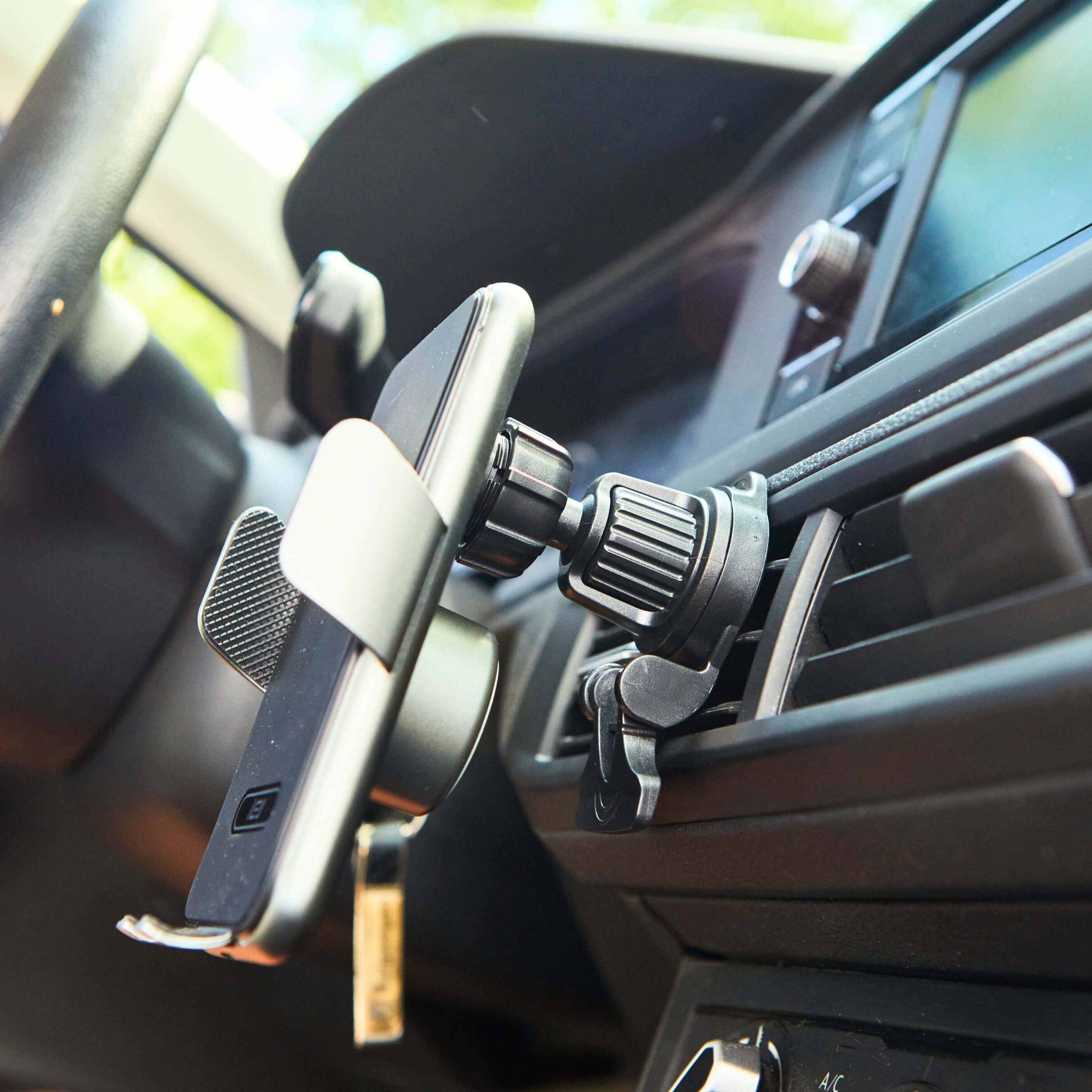 Soporte de celular IEY montado en rejilla del auto con teléfono asegurado en posición horizontal