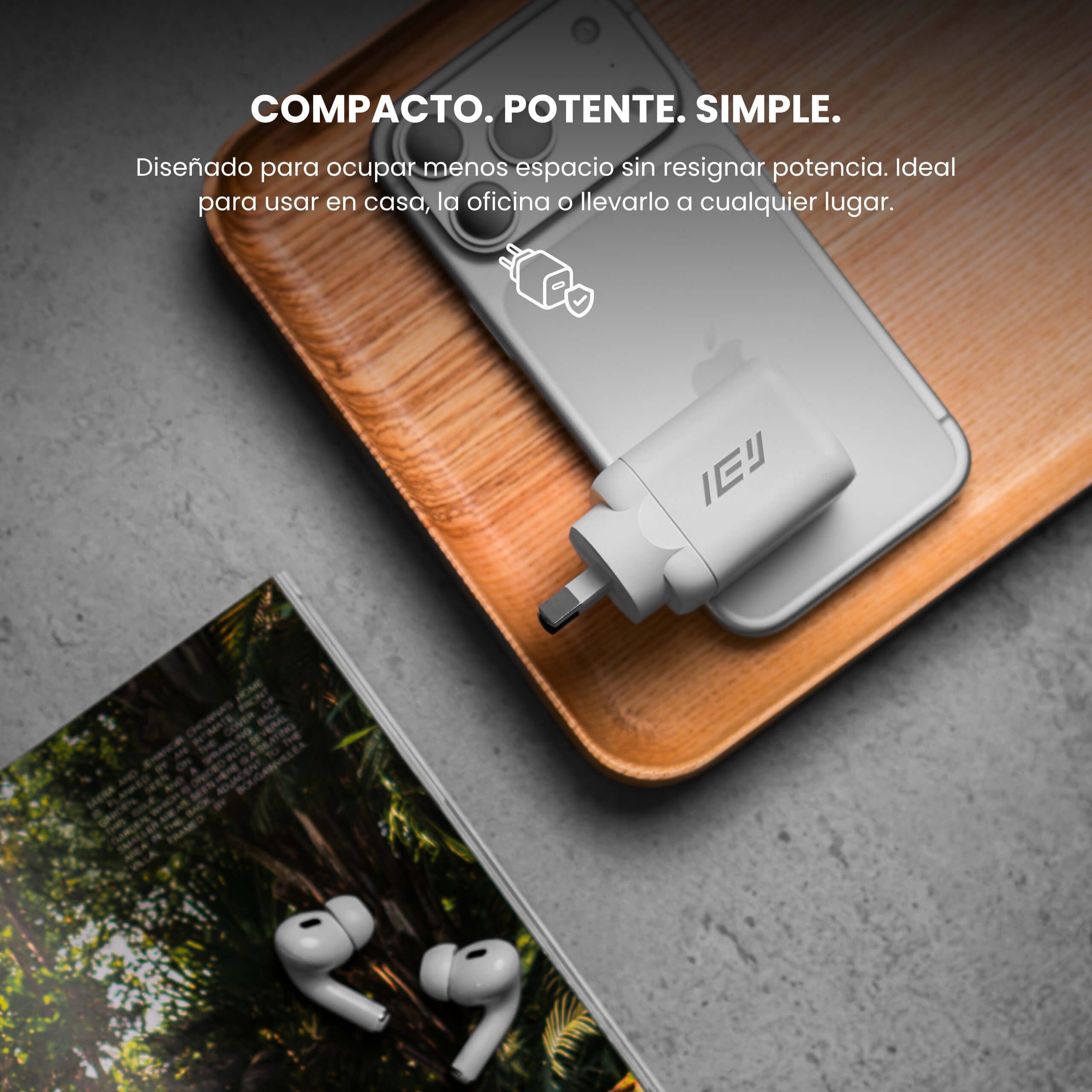 Cargador de pared GaN USB-C 60W IEY® blanco sobre smartphone en mesa de madera