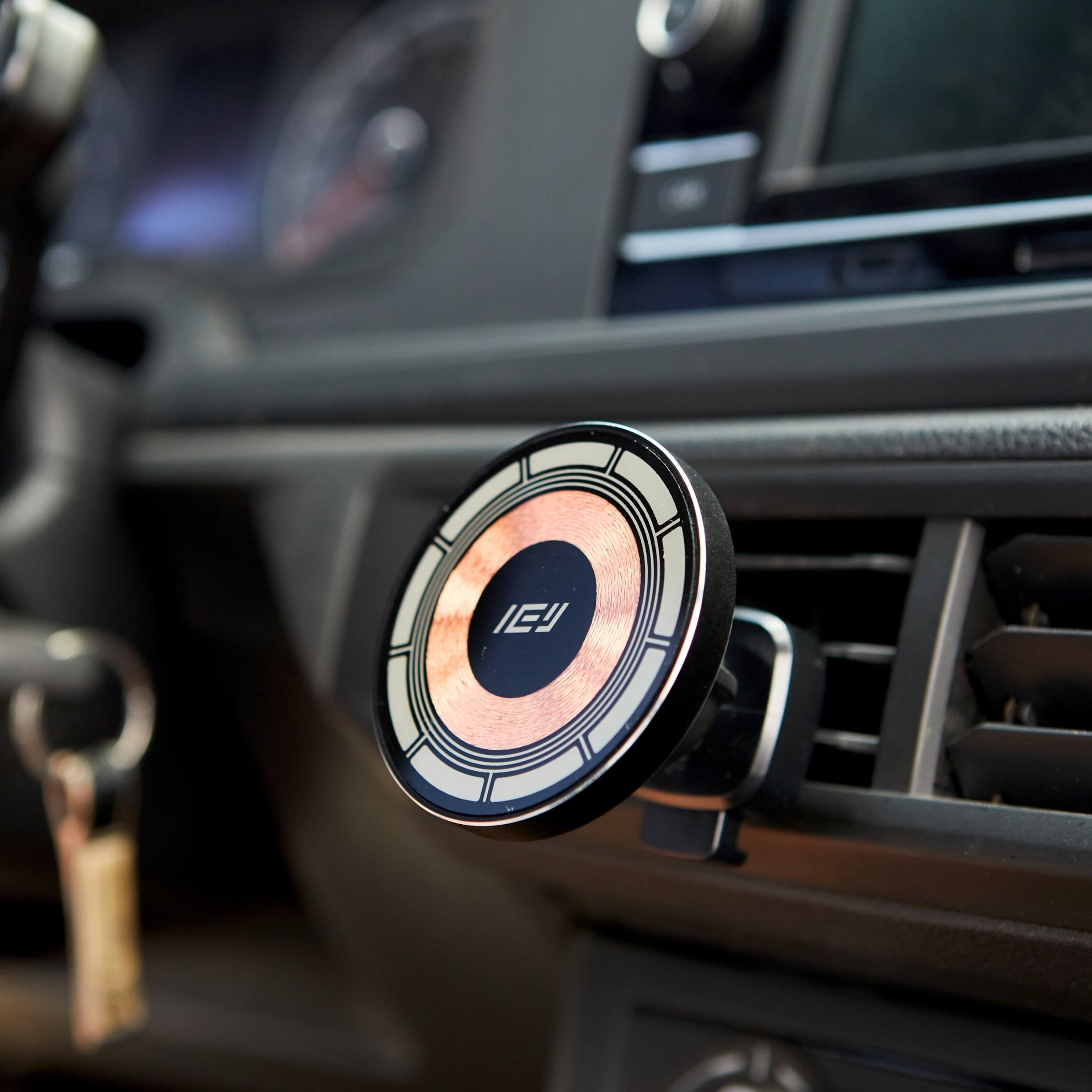 Vista frontal del cargador MagSafe con fijación magnética segura #color_plateado