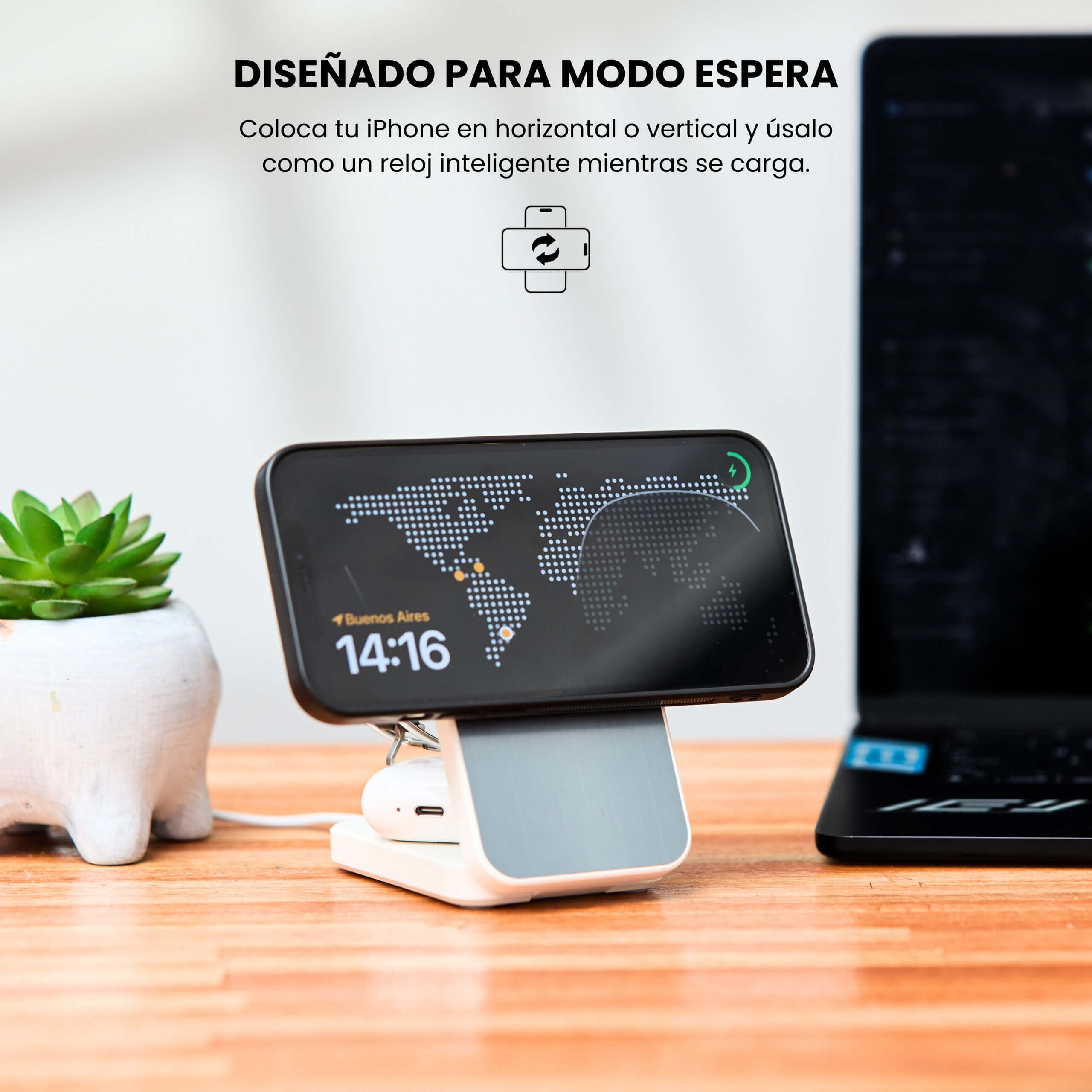 Cargador inalámbrico IEY en modo espera, iPhone colocado en posición horizontal mostrando la hora. #color_blanco