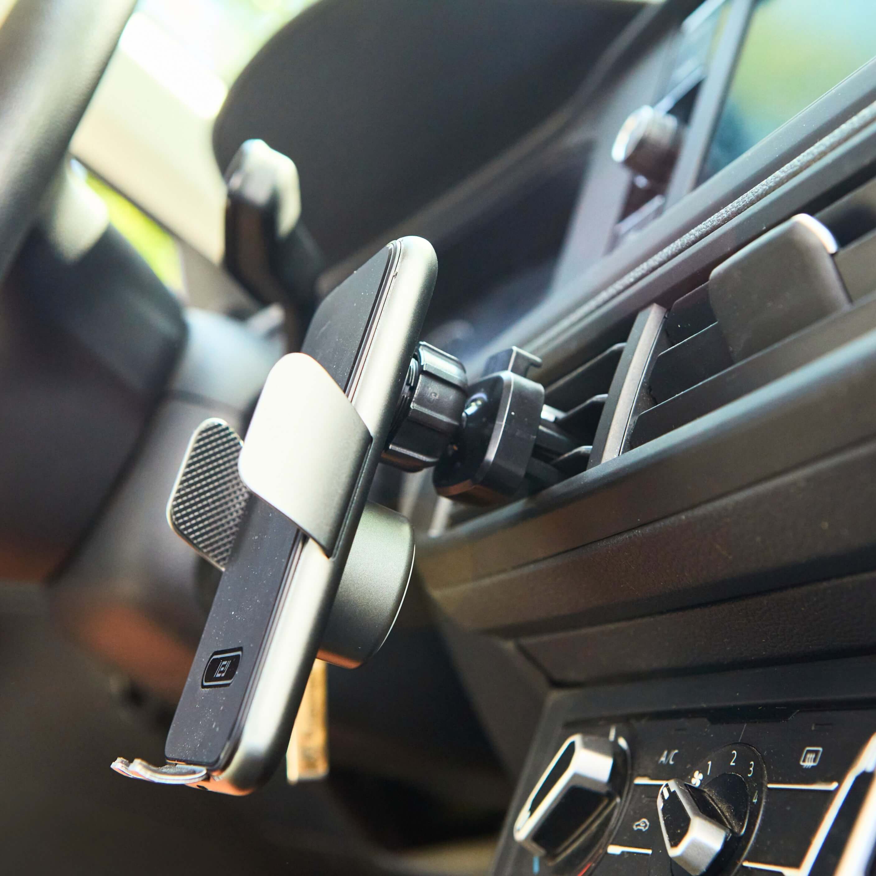 Soporte de celular IEY montado en rejilla del auto con teléfono asegurado en posición horizontal