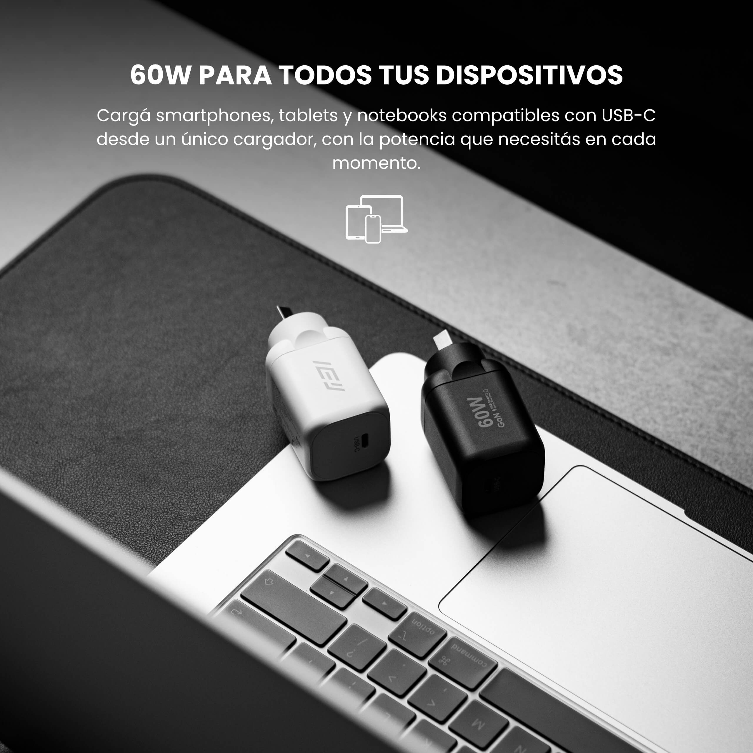 Cargador de pared GaN USB-C 60W IEY® en color blanco y negro junto a notebook sobre escritorio