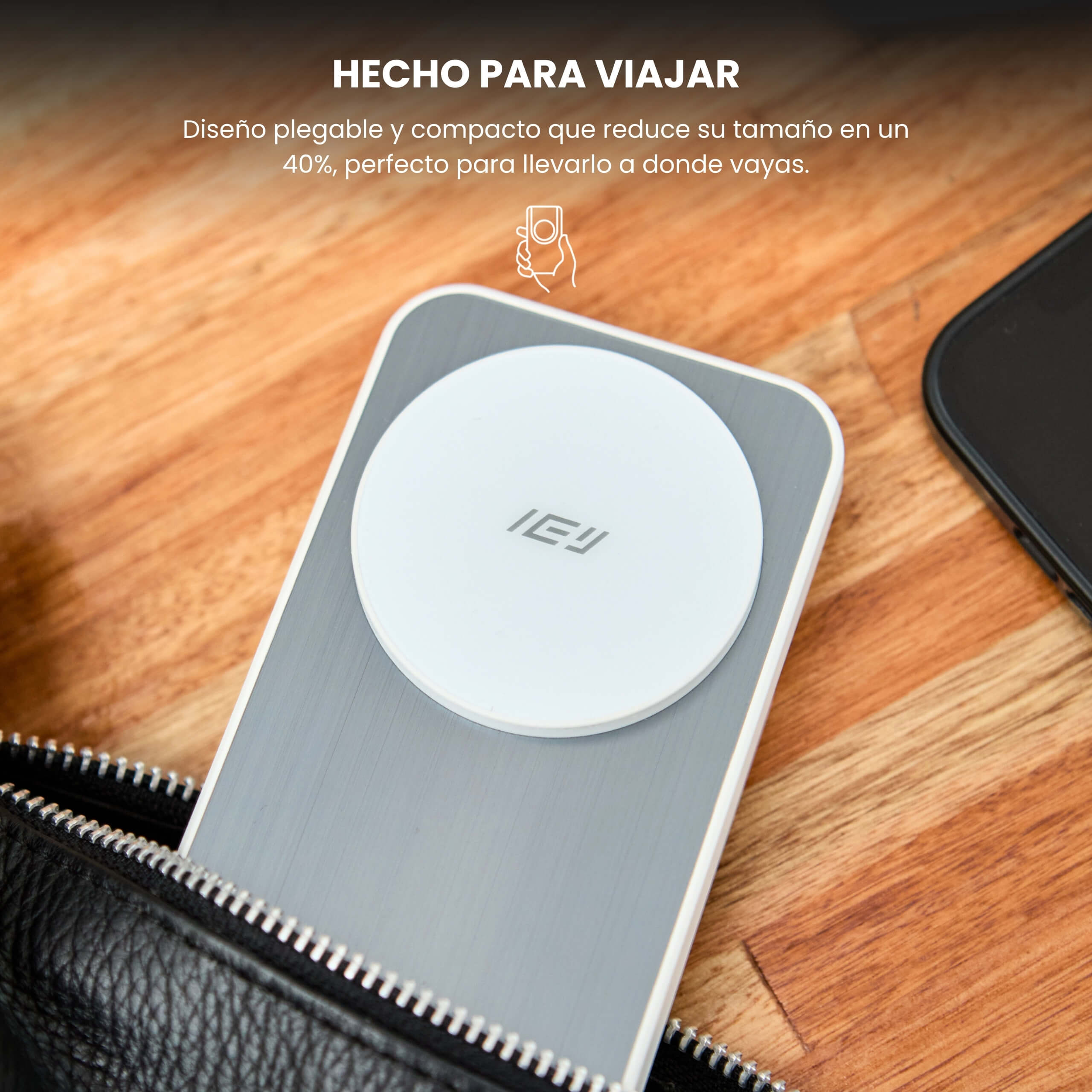 Cargador plegable IEY compacto guardado en bolso, ideal para viajes. #color_blanco