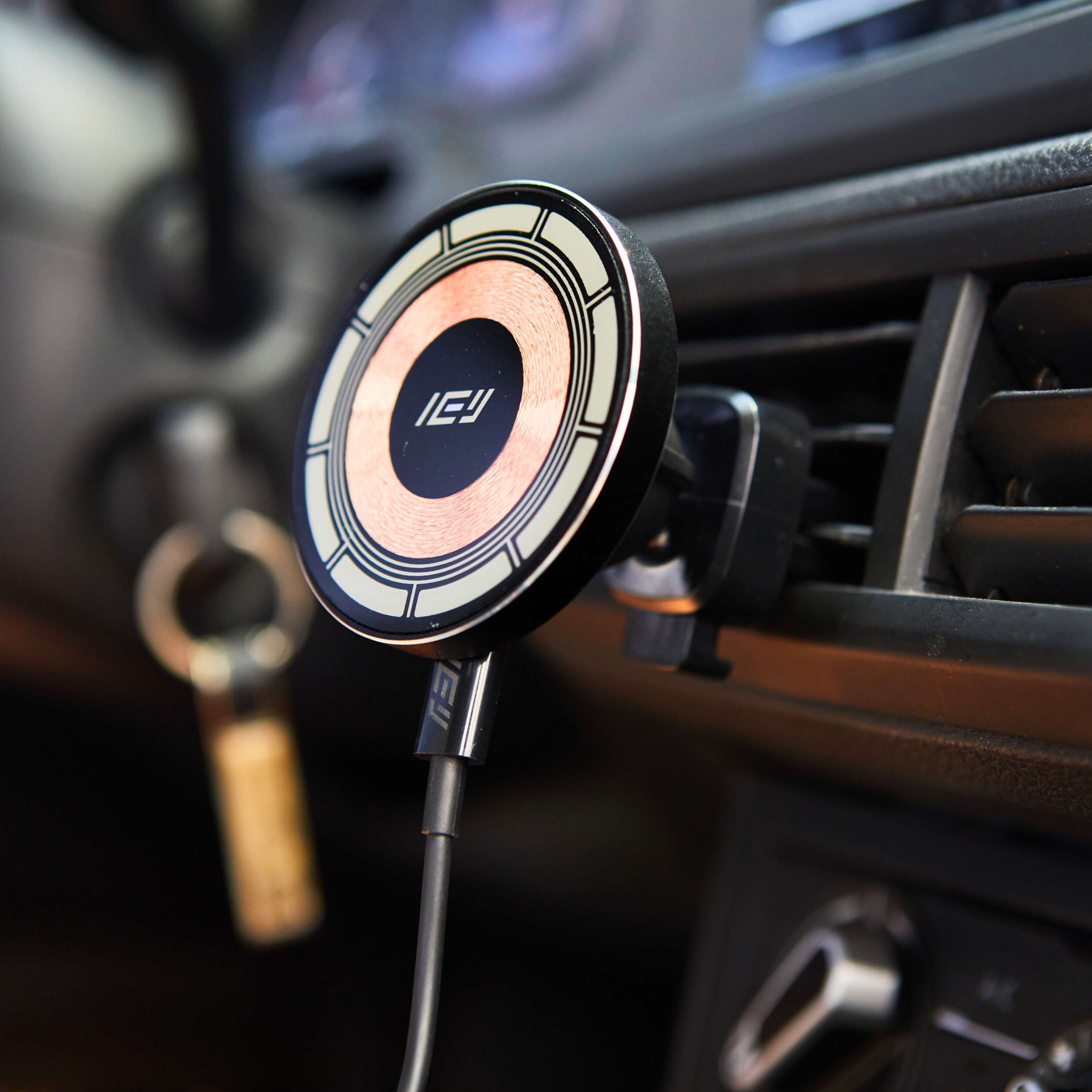 Cargador inalámbrico magnético IEY para auto conectado a rejilla de ventilación