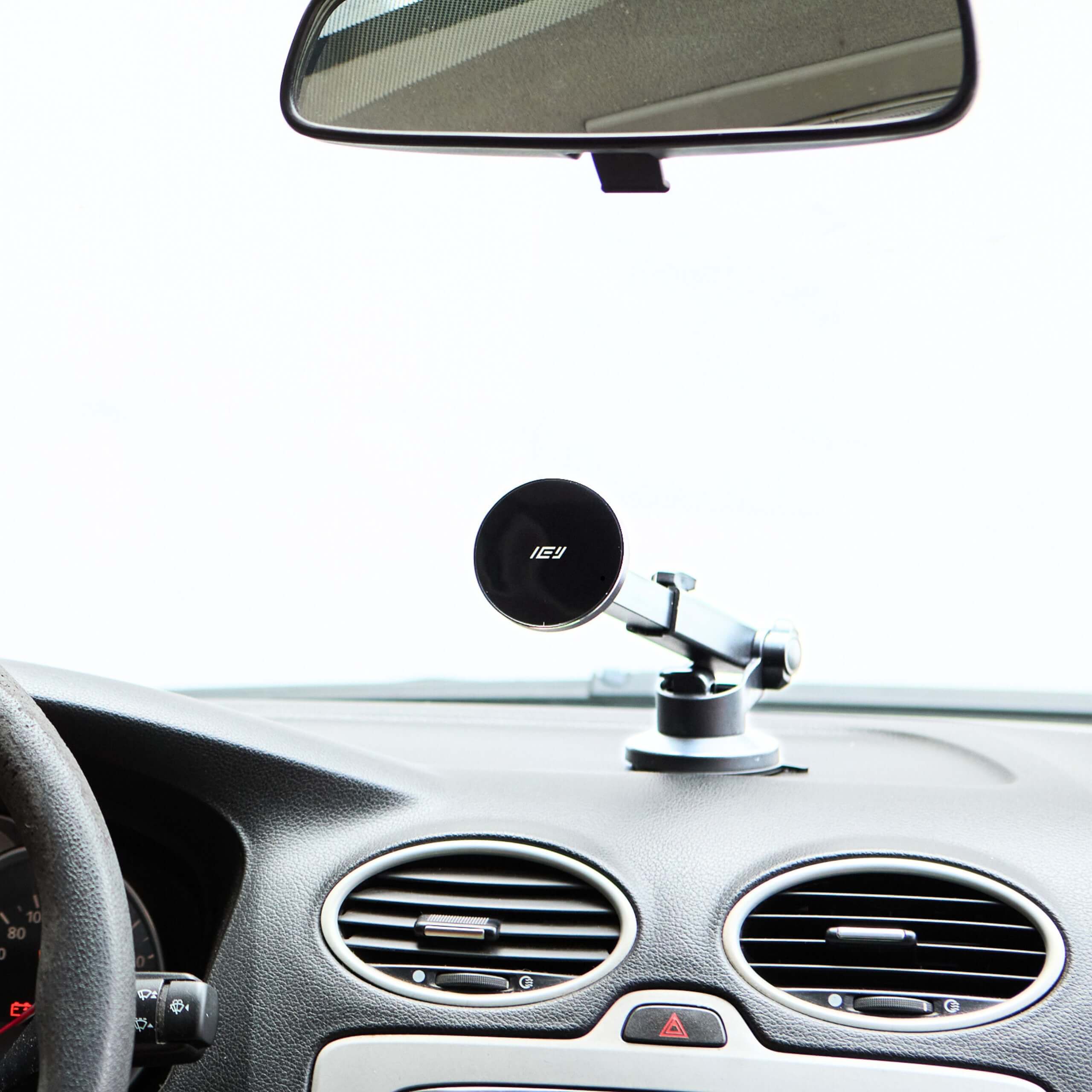 MagCharger Car IEY con brazo extensible instalado en el tablero del vehículo