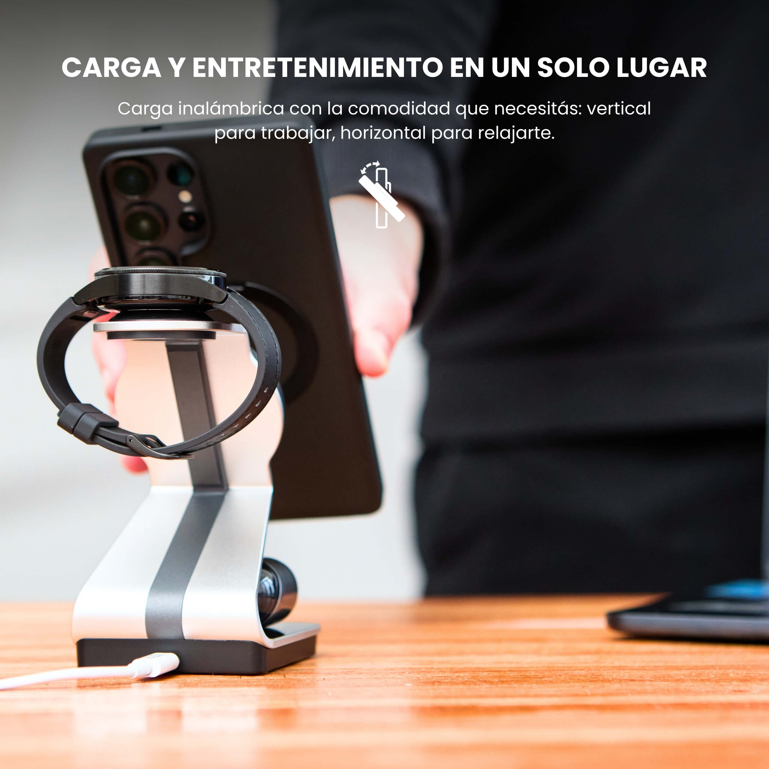 Cargador inalámbrico 3 en 1 MagCharger For Samsung sosteniendo Samsung Galaxy