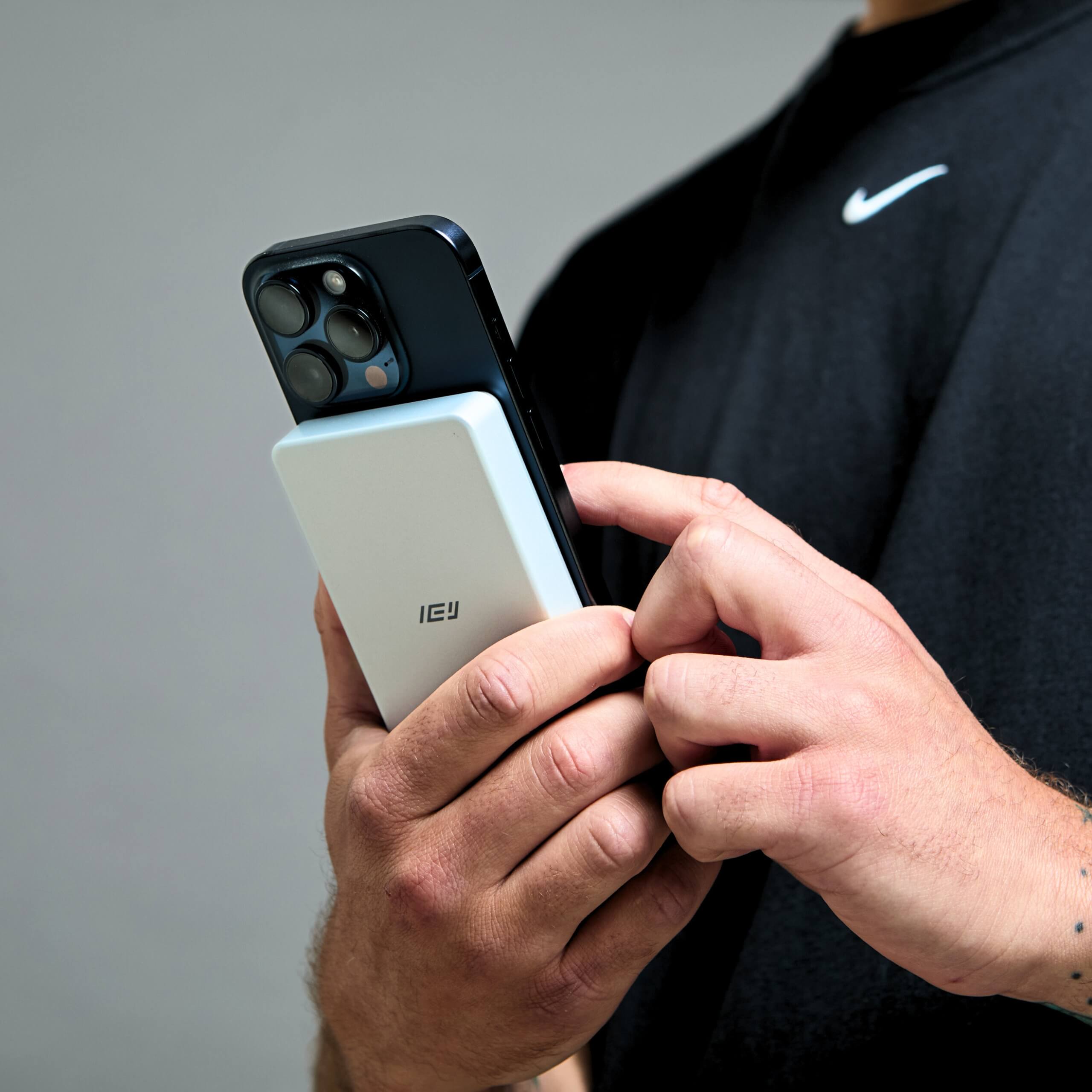 Power bank MagSafe IEY adherido a iPhone, batería inalámbrica portátil para carga diaria sin cables