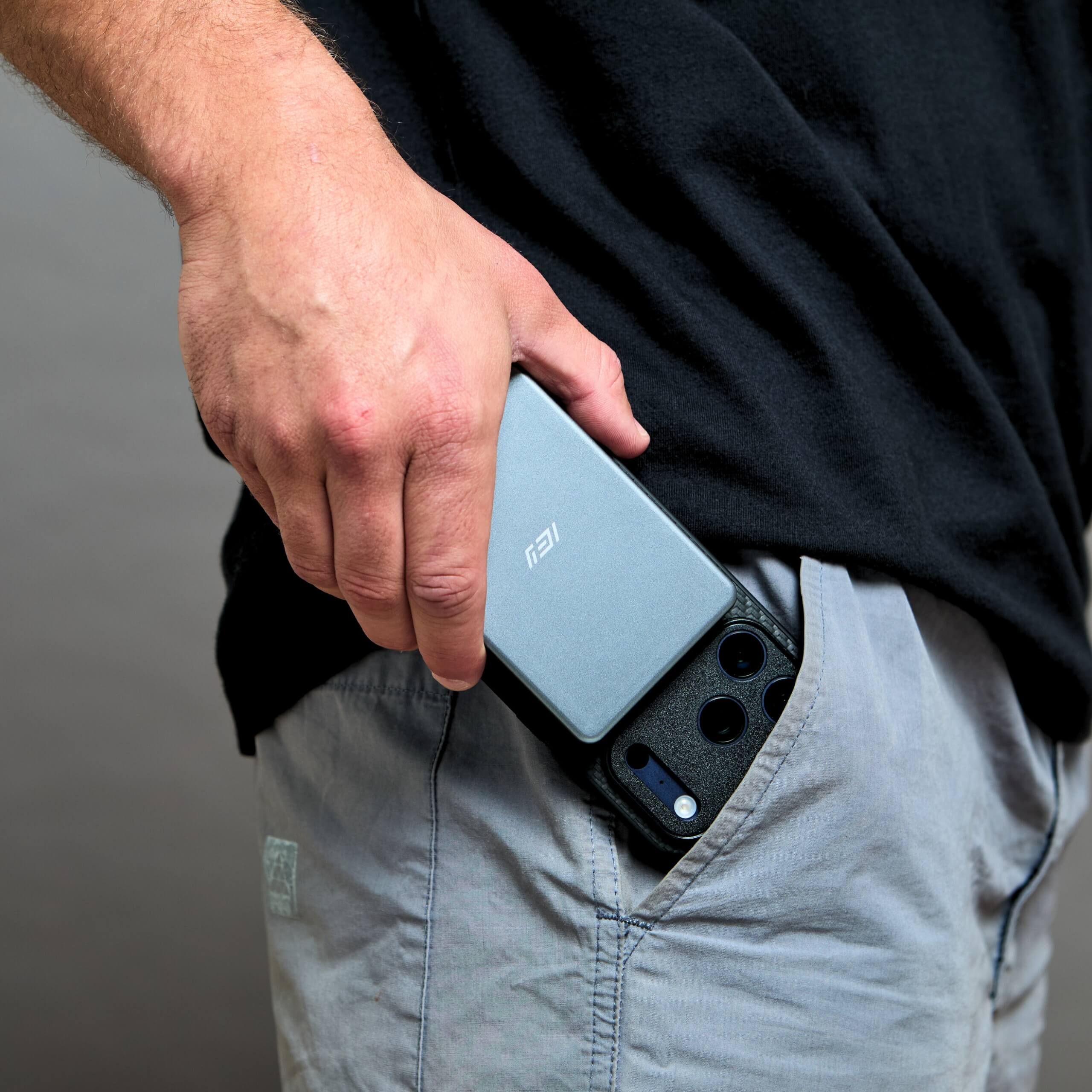 Batería inalámbrica MagSafe IEY ultrafina en bolsillo trasero, diseño liviano y fácil de transportar