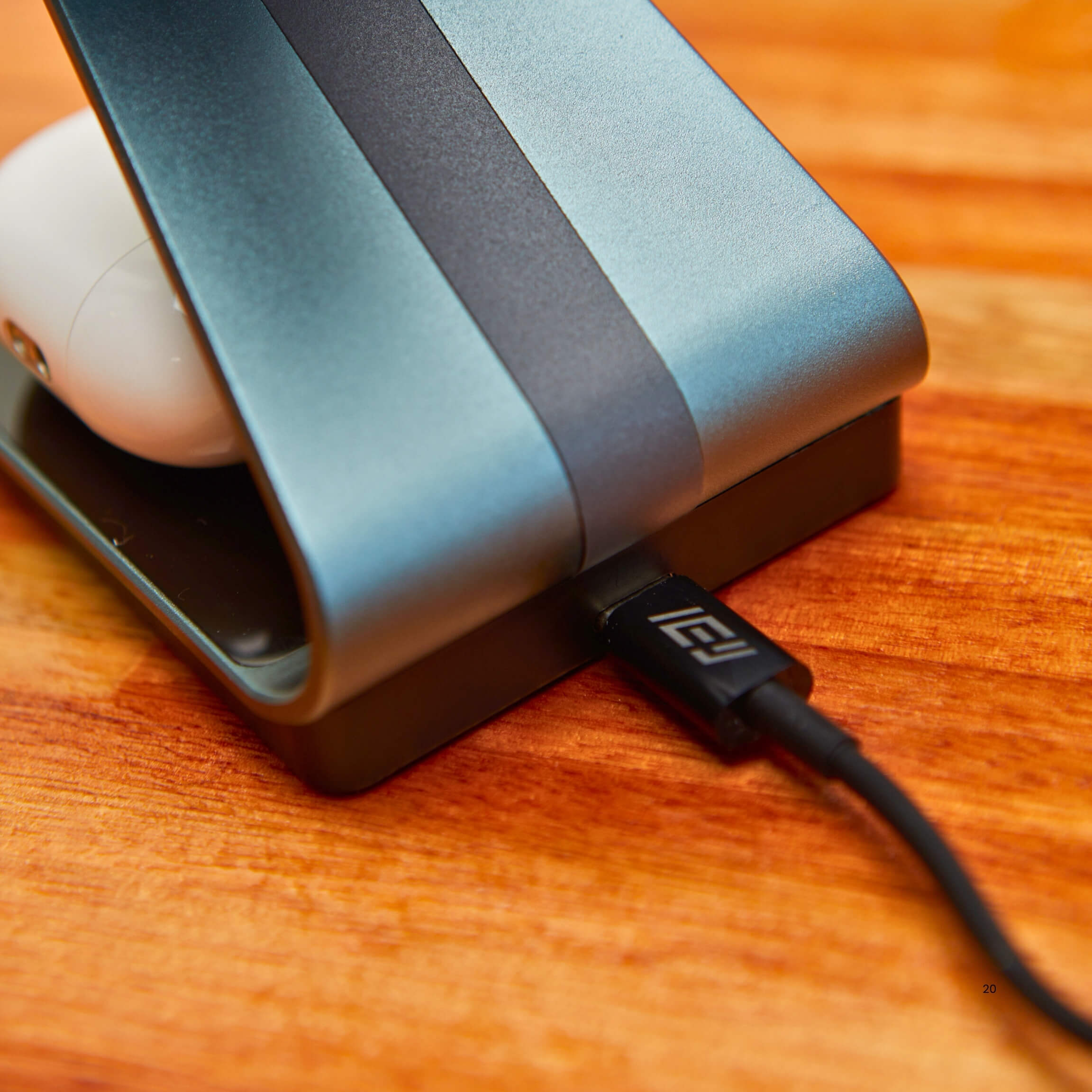 Base de carga inalámbrica 3 en 1 IEY con conector USB-C y diseño metálico premium sobre superficie de madera