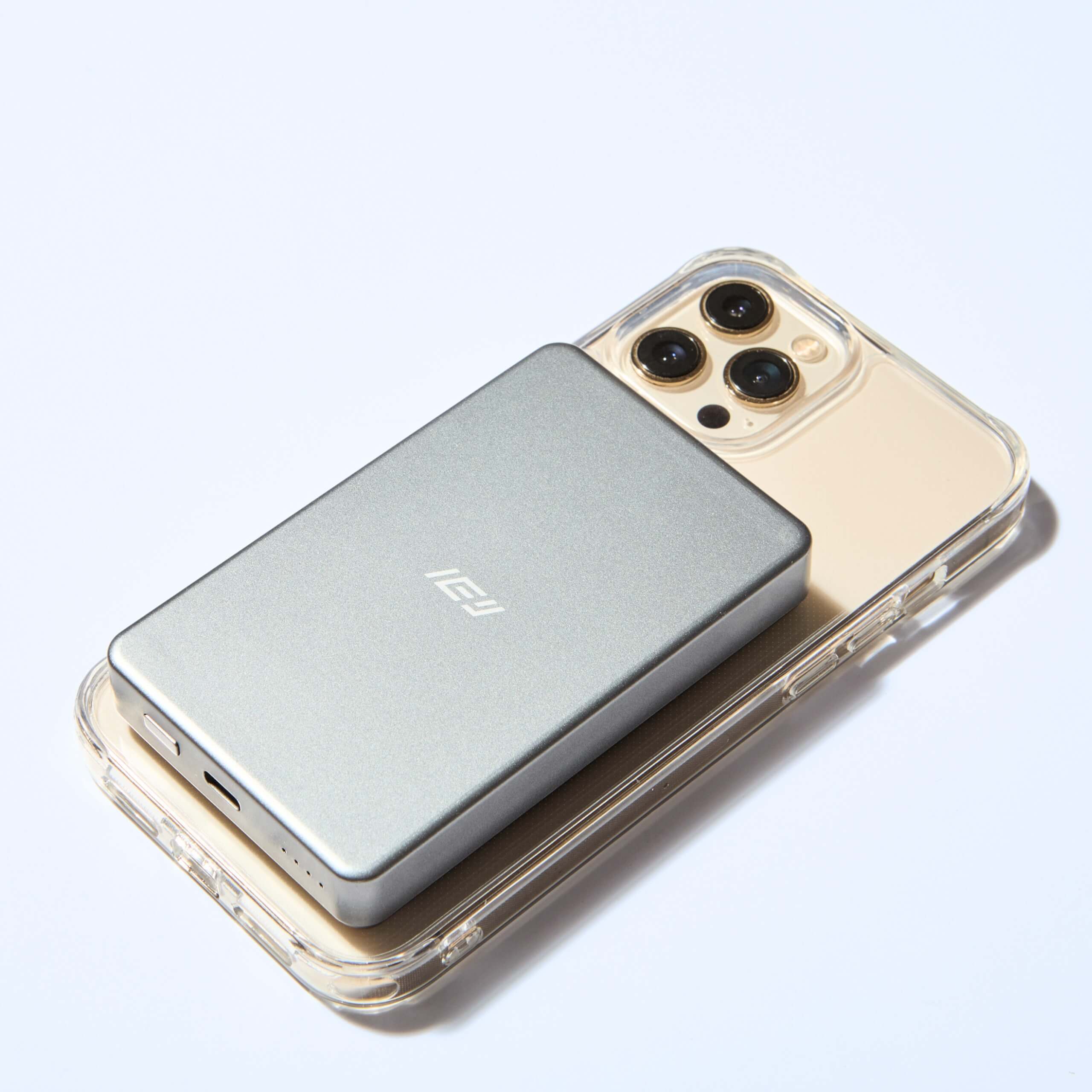 Power bank 10000mAh MagSafe IEY ultrafino color gris plateado sobre iPhone, batería inalámbrica portátil de diseño minimalista