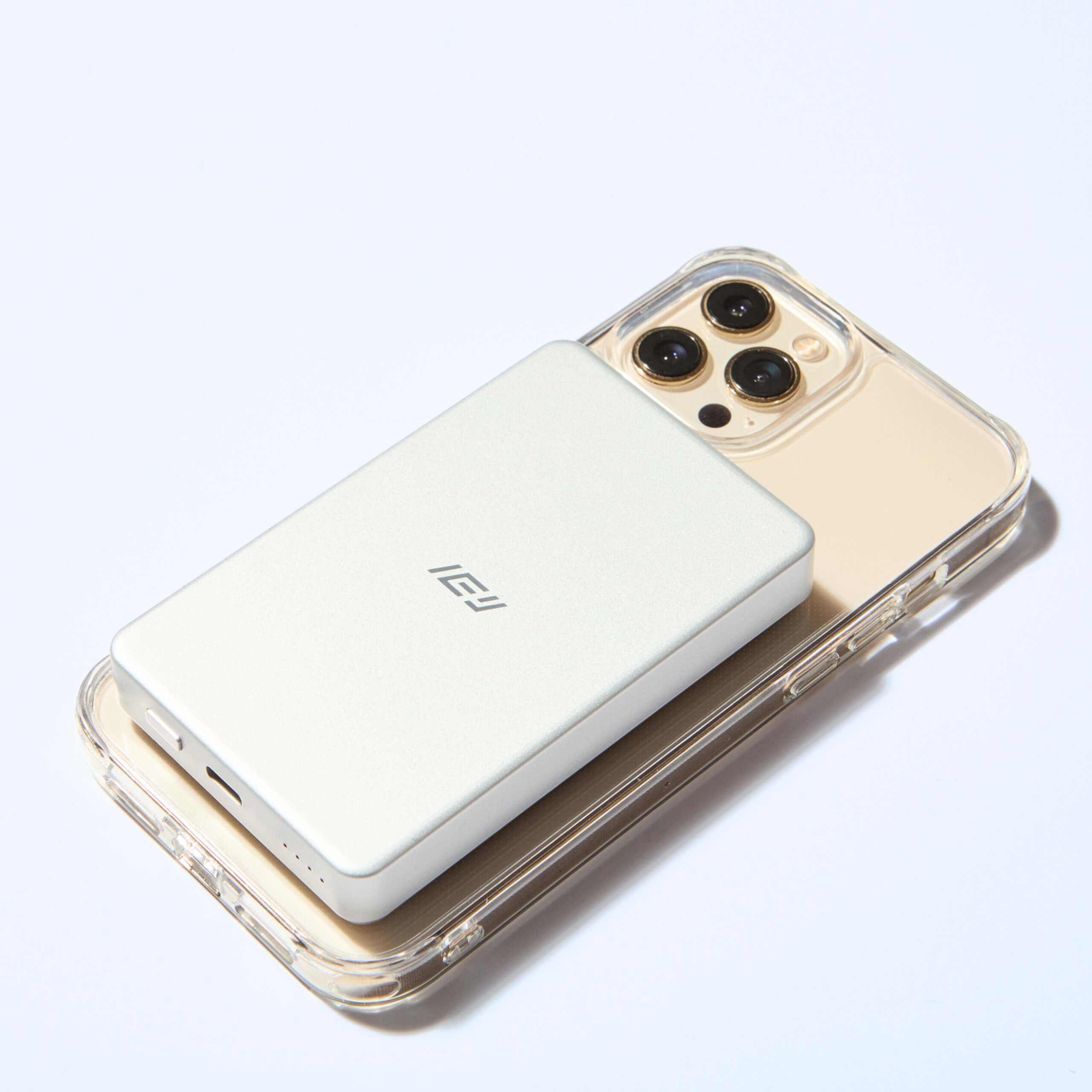 Power bank 10000mAh MagSafe IEY ultrafino color gris sobre iPhone, batería inalámbrica portátil de diseño minimalista