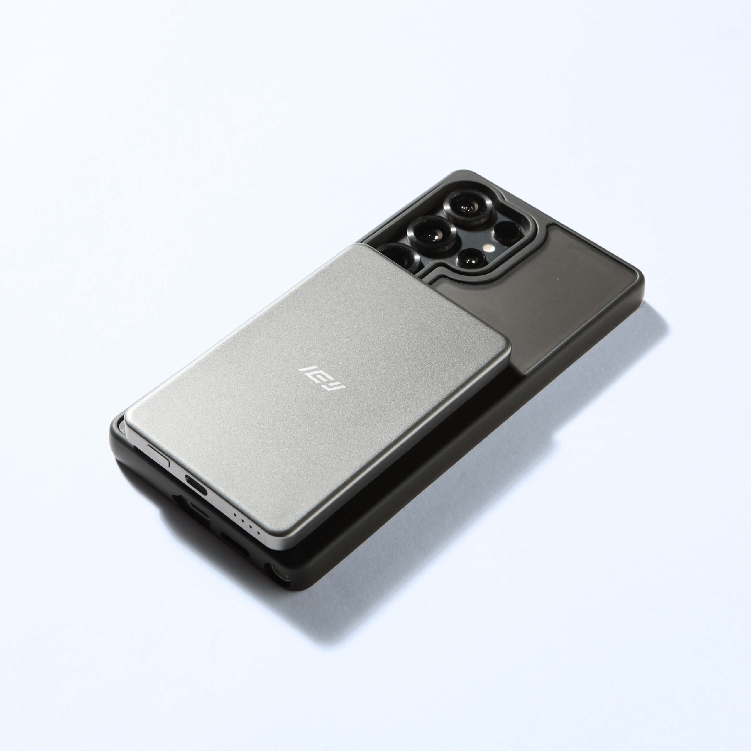 Batería inalámbrica MagPower gris 5000mAh con MagSafe – diseño ultrafino y elegante de IEY.