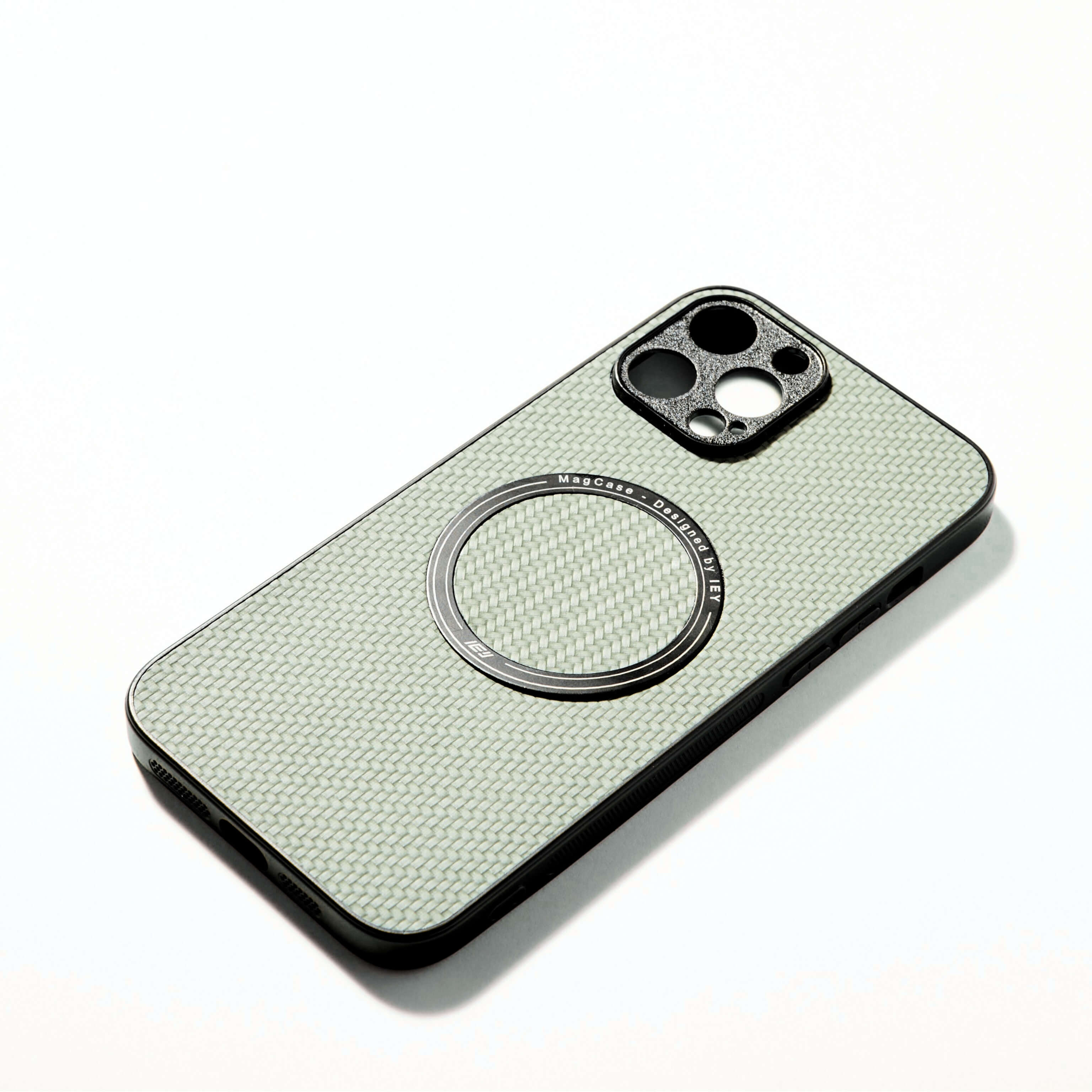 Funda MagSafe verde con textura tipo fibra de carbono, vista frontal con aro imantado grabado y diseño ultraligero #color_verde