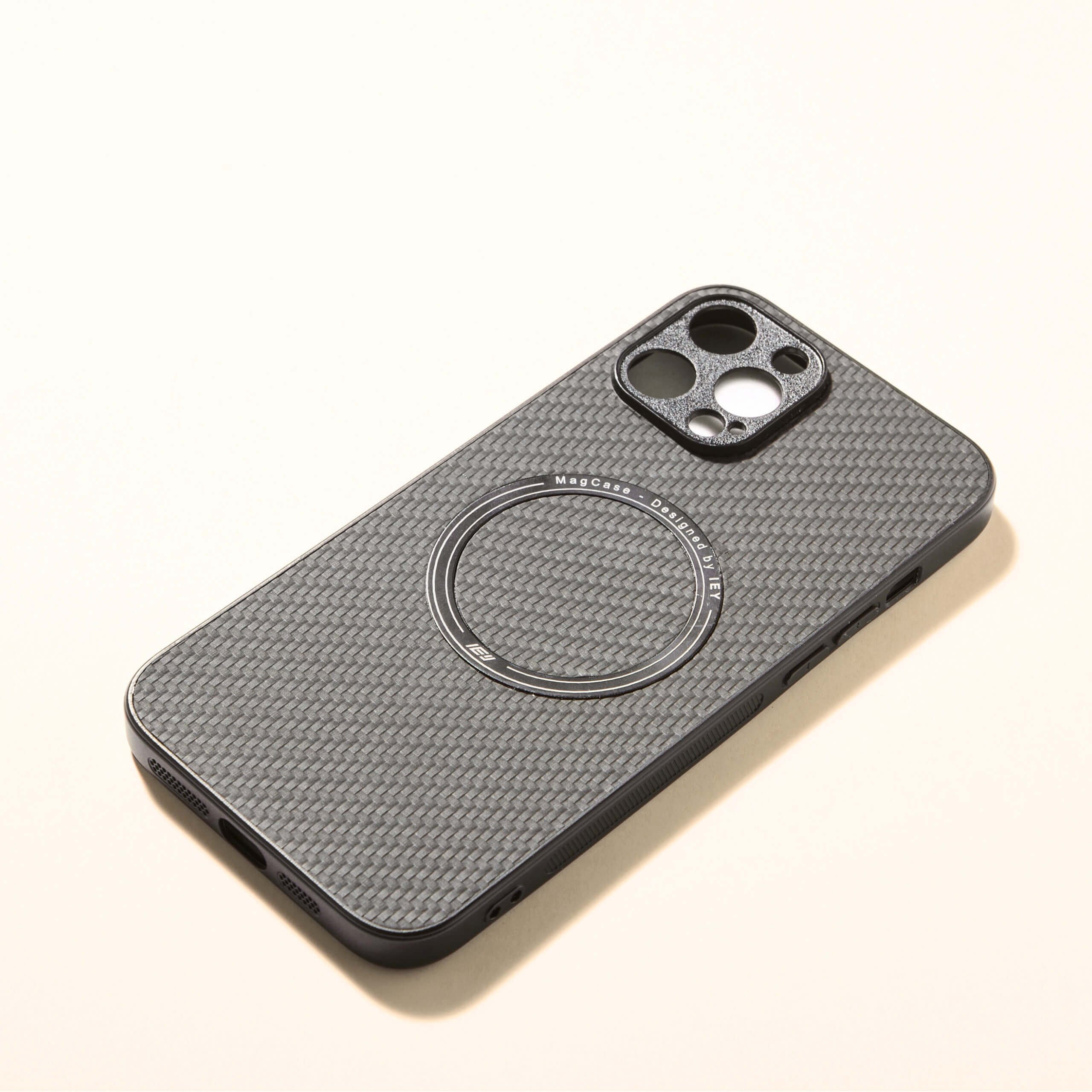 Funda MagSafe Carbon para iPhone sobre fondo claro.