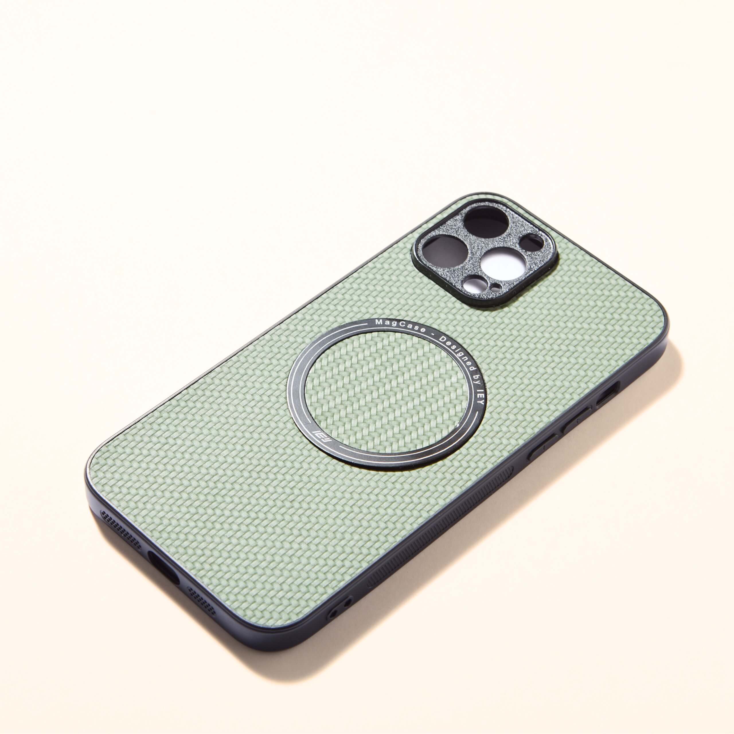 Funda MagSafe verde para iPhone sobre fondo claro.
