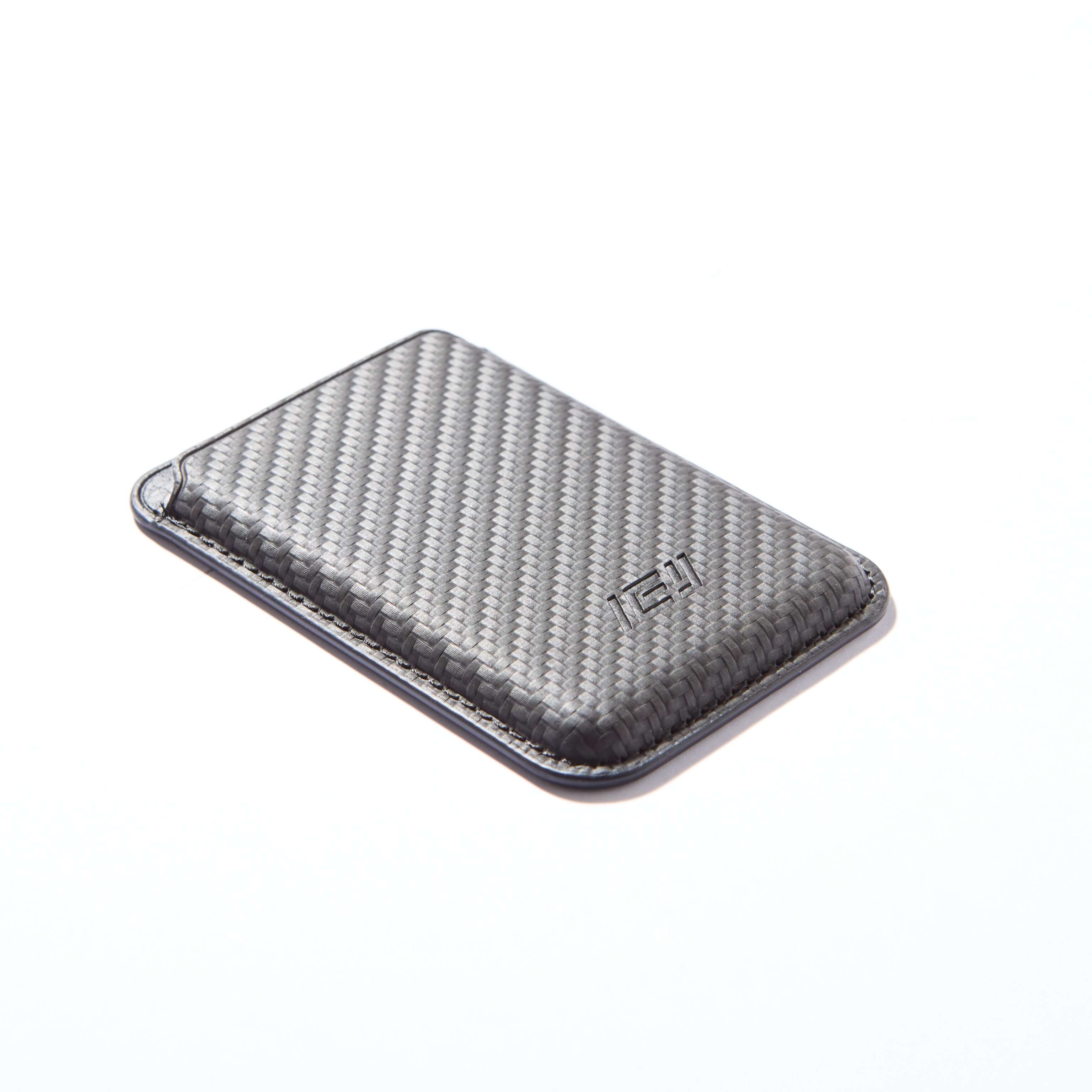Billetera MagWallet color negra vista inferior. Textura tejida en la cara frontal con logo IEY. #color_negro