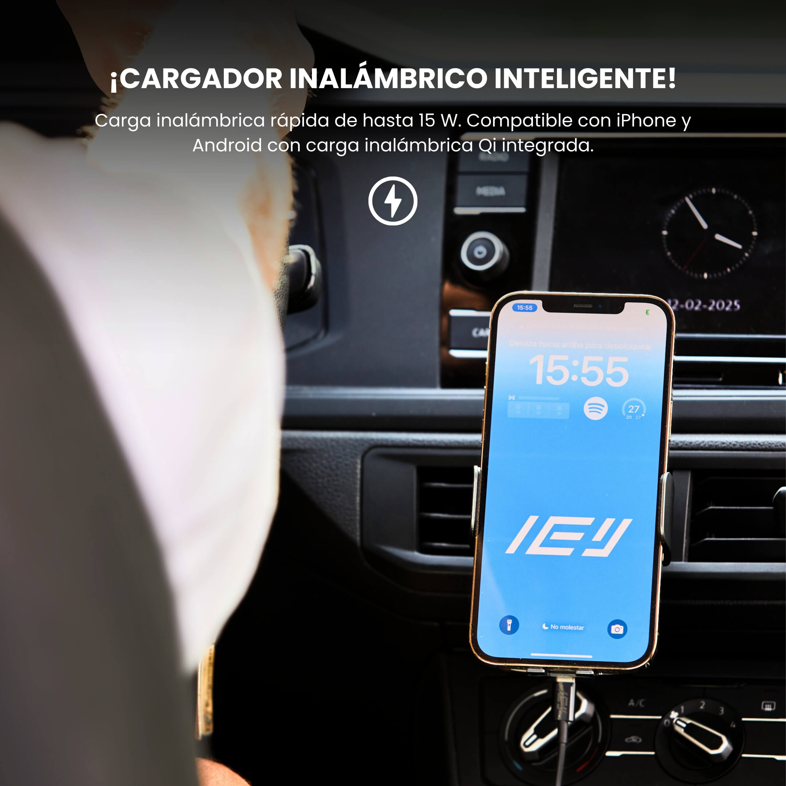 iPhone cargando sobre el MagCharger inteligente con ajuste automático y carga segura en movimiento