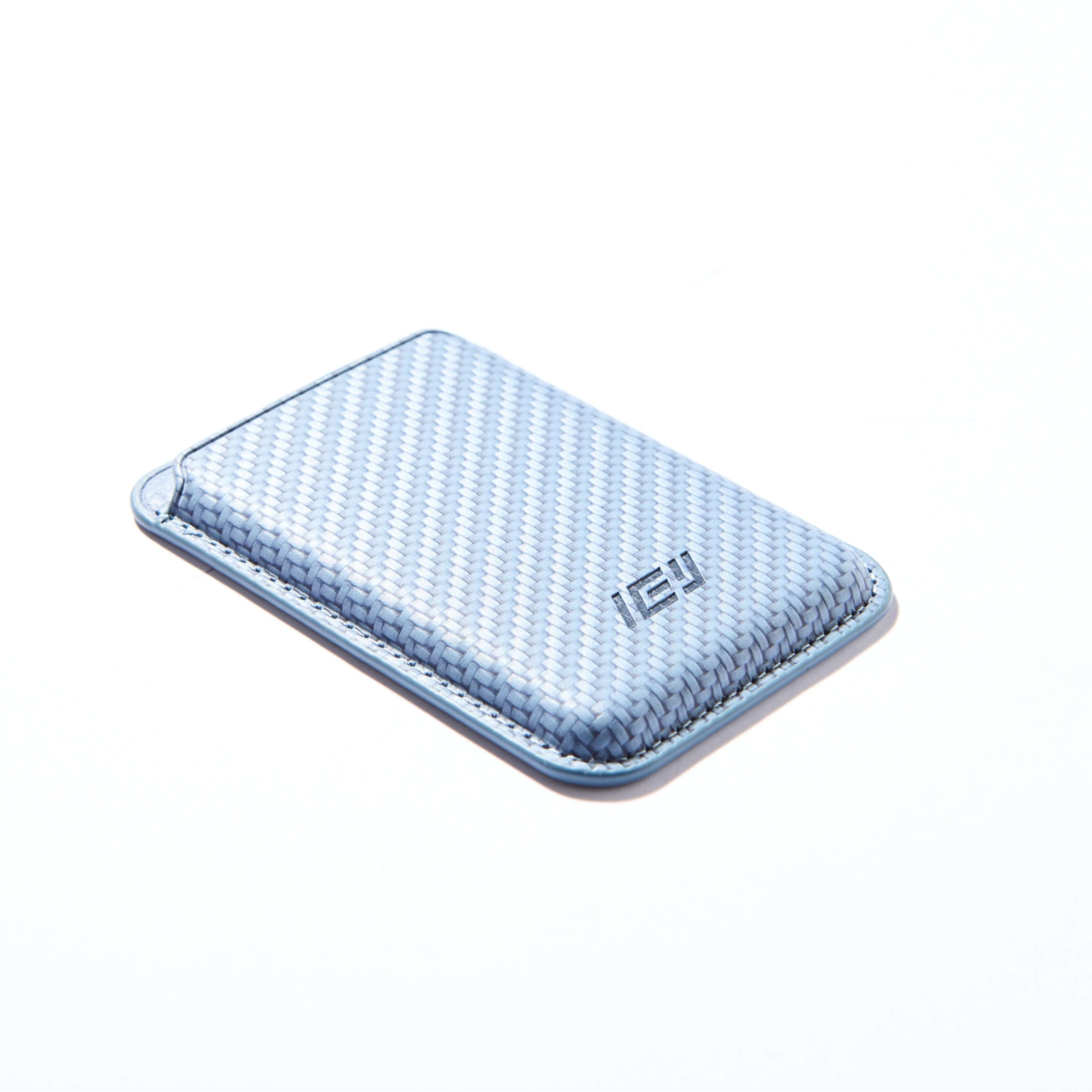 Billetera MagWallet color azul vista inferior. Textura tejida en la cara frontal con logo IEY #color_azul