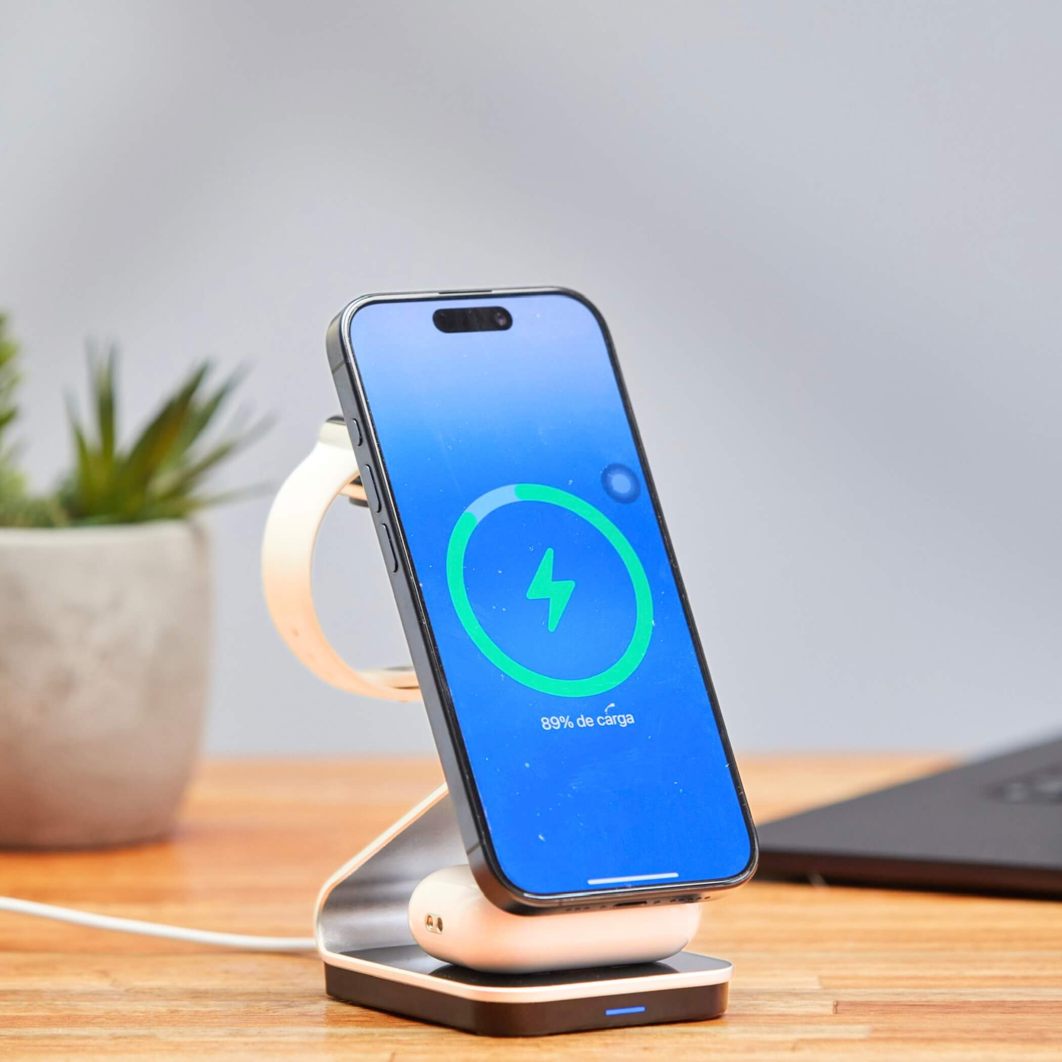 iPhone cargando al 89% sobre estación de carga inalámbrica MagCharger 3 en 1 de IEY con tecnología MagSafe en escritorio