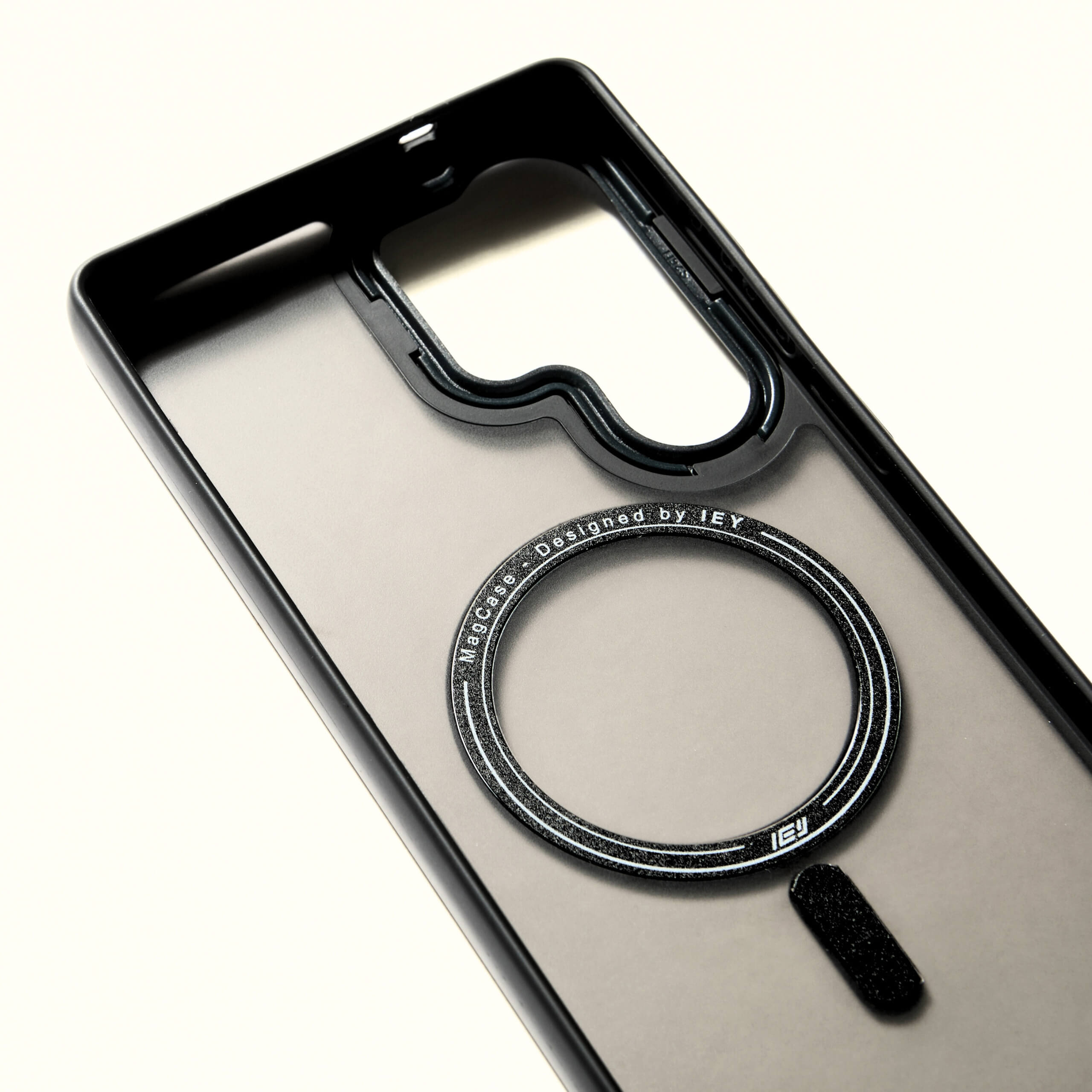 Detalle interior de la funda MagSafe transparente para Samsung Galaxy con anillo magnético.