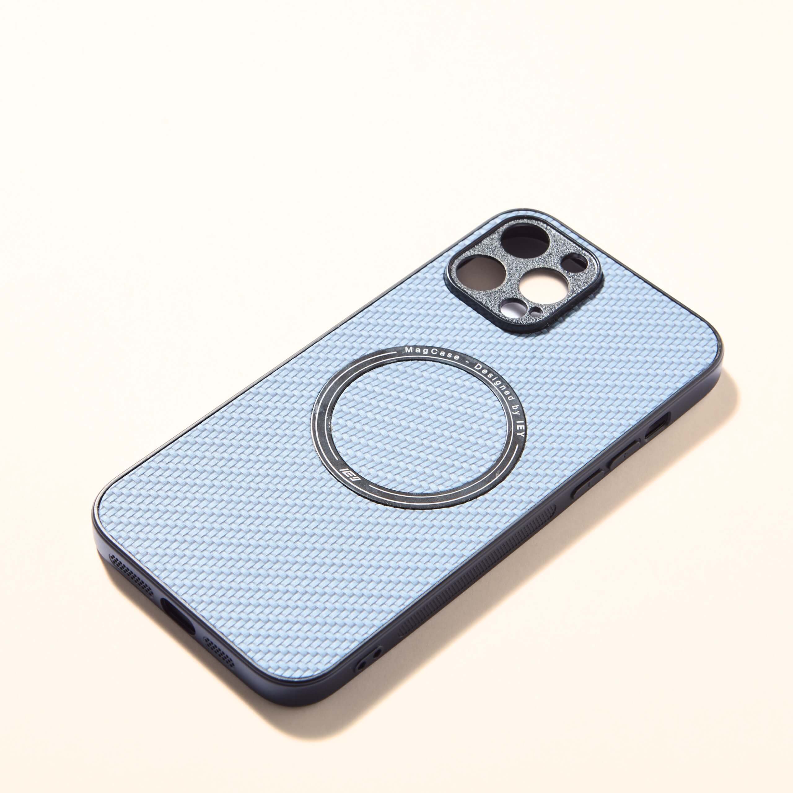 Funda MagSafe color azul para iPhone sobre fondo claro.