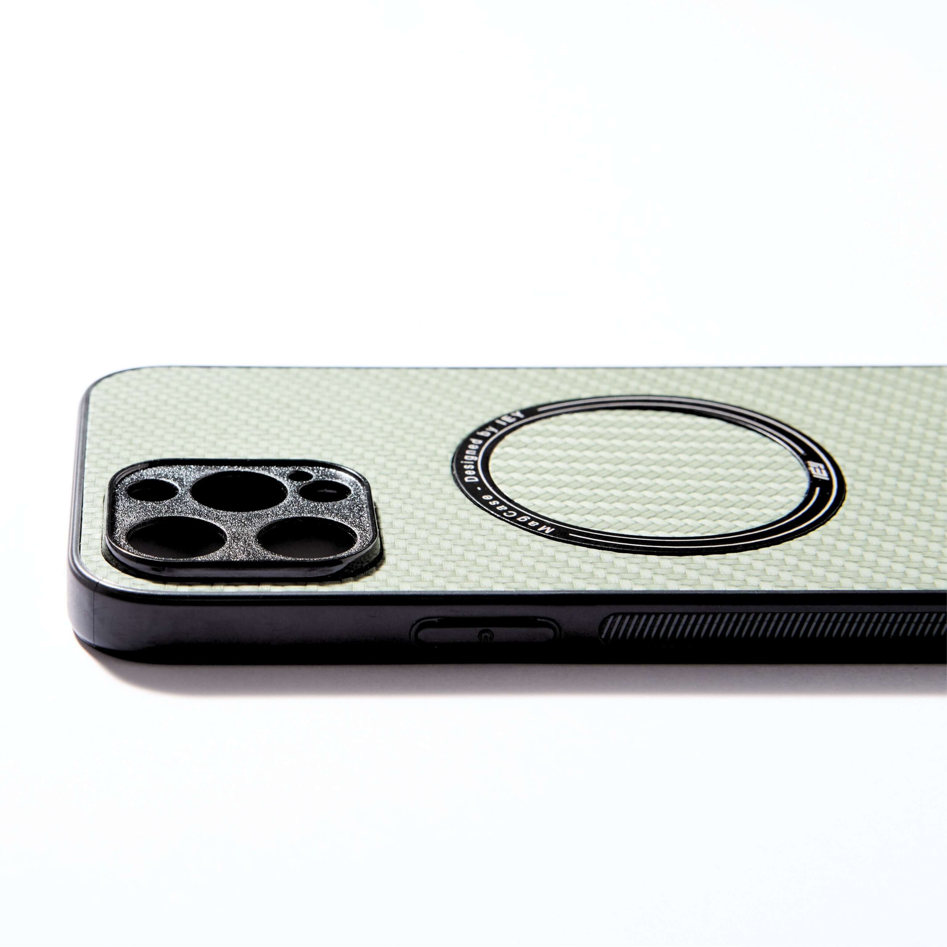 Funda MagSafe verde con textura tipo fibra de carbono, vista lateral con aro imantado grabado y diseño ultraligero #color_verde