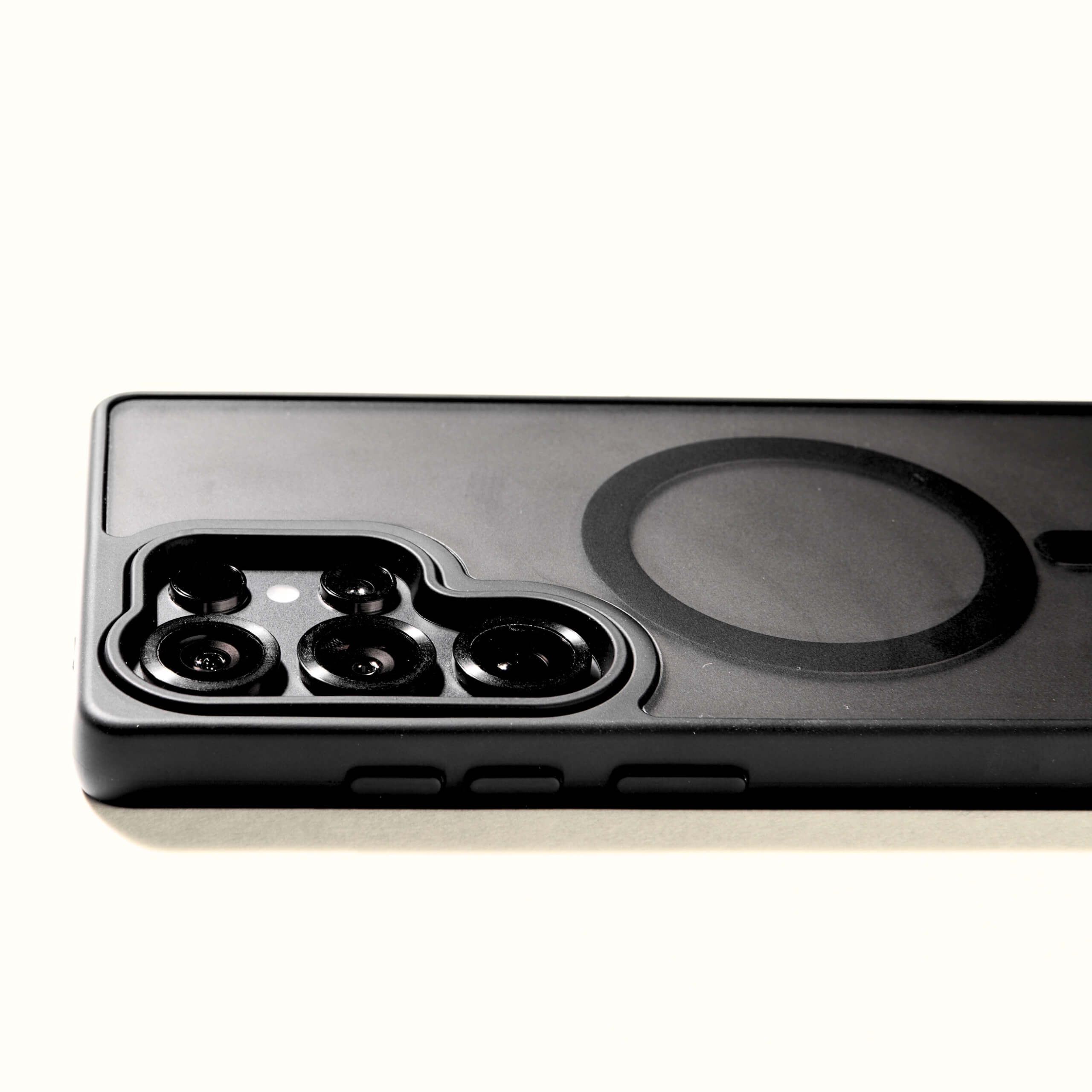Funda MagSafe negra para Samsung Galaxy colocada en el dispositivo, vista trasera horizontal.