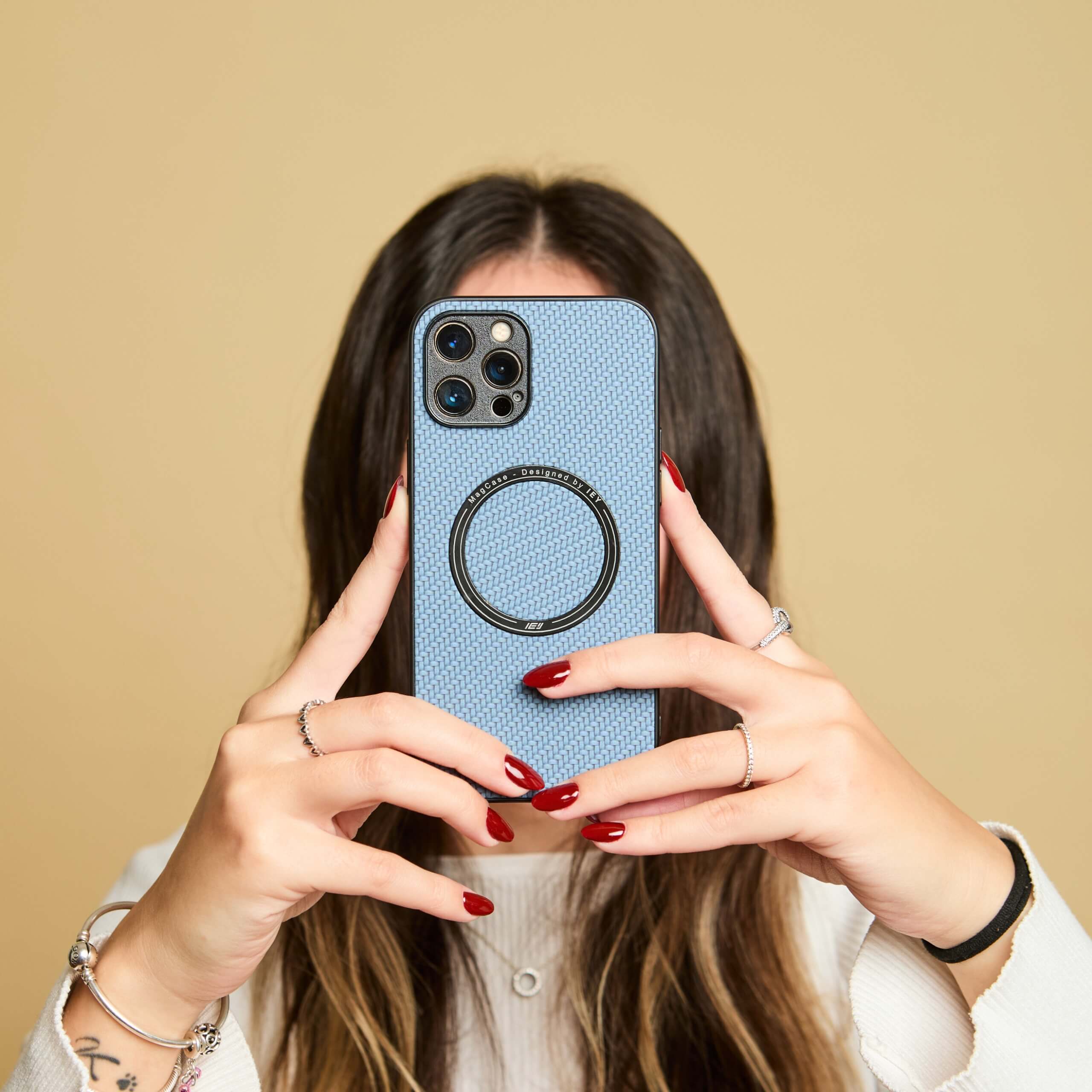 Mujer usando la funda MagSafe azul de IEY para iPhone.