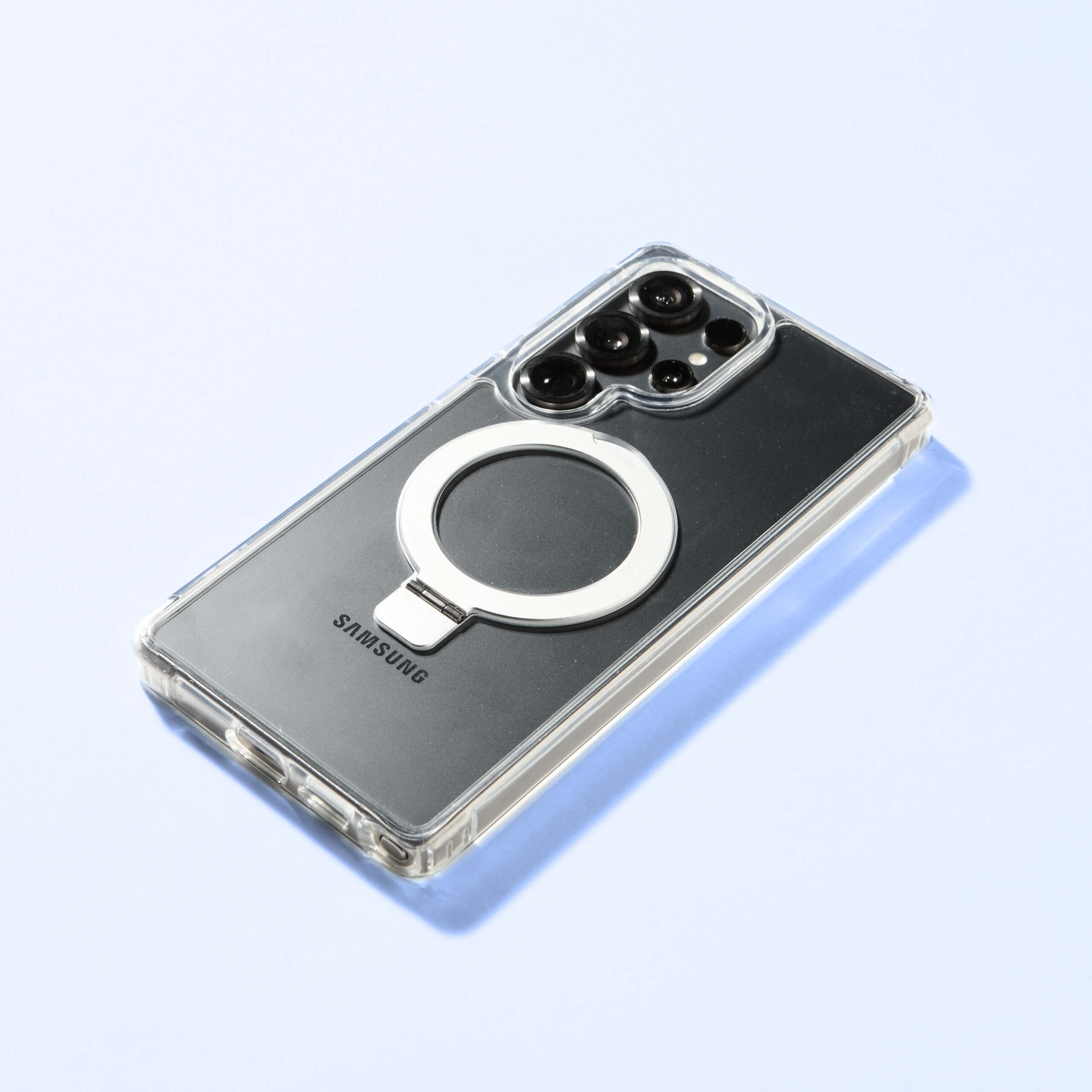 Funda MagSafe Ring transparente colocada en Samsung S25 Ultra mostrando compatibilidad magnética.