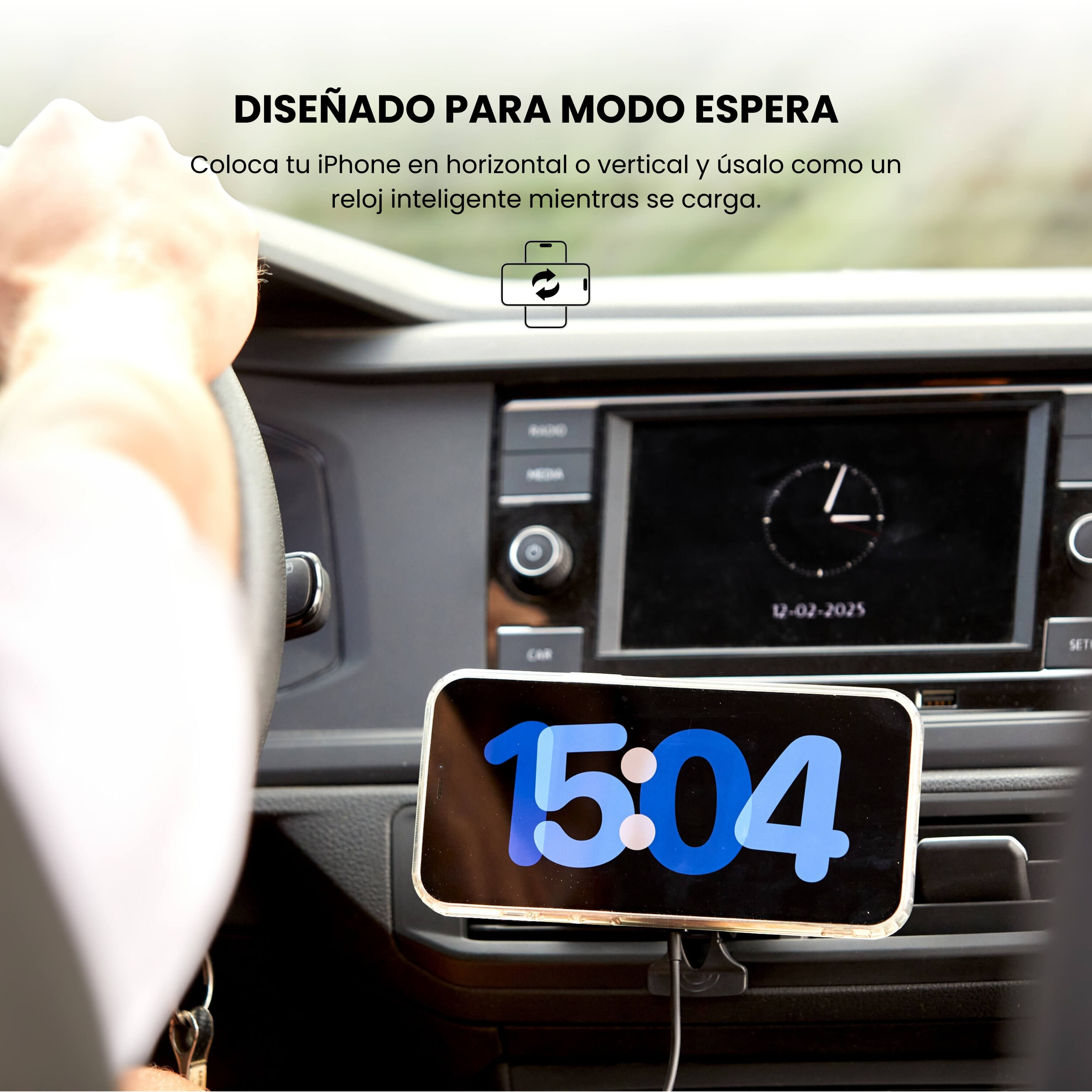 Cargador MagCharger instalado en modo horizontal activando el modo de espera del iPhone en el tablero del auto