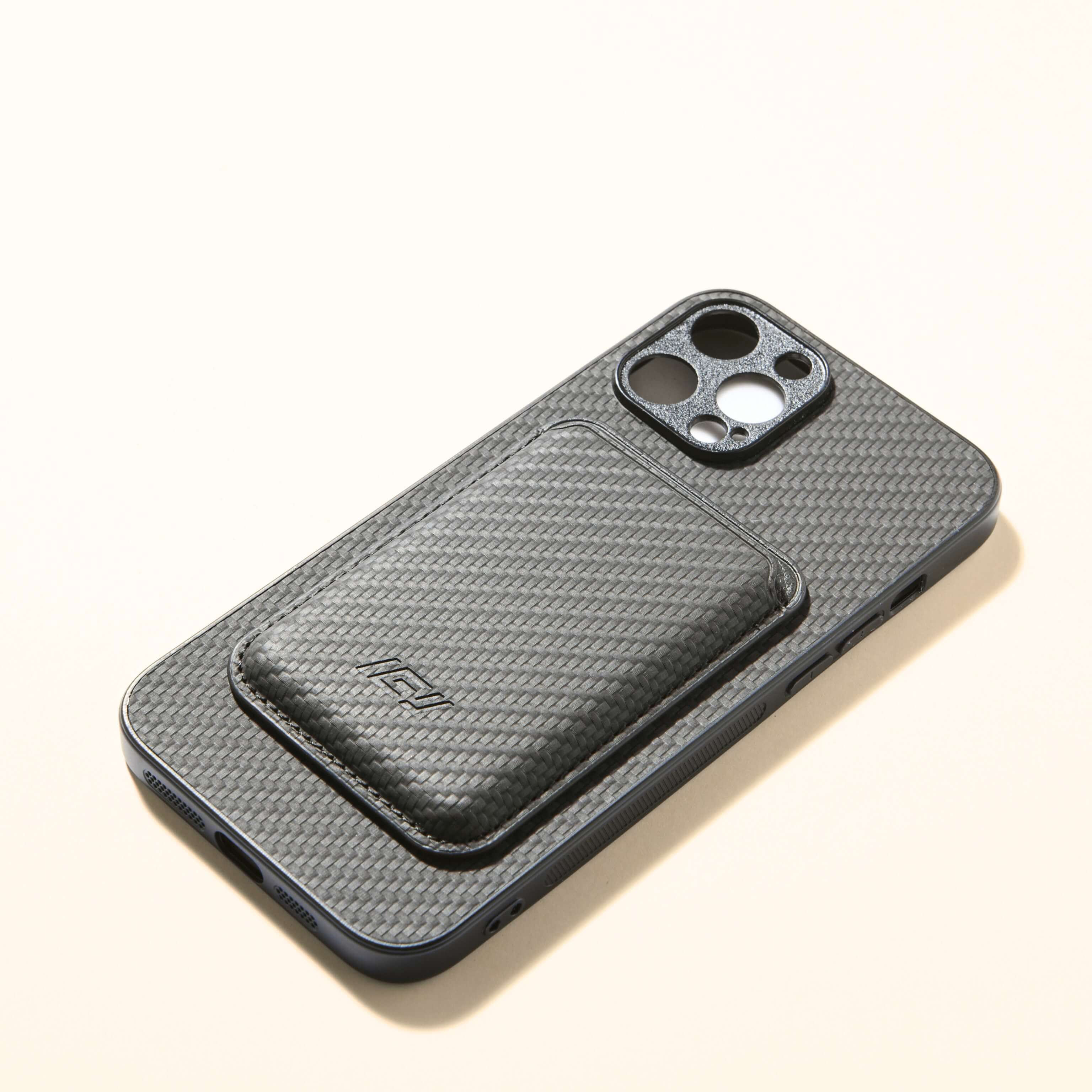 Combo MagSafe negro con funda y billetera sobre fondo blanco, destacando su diseño sofisticado. #color_negro