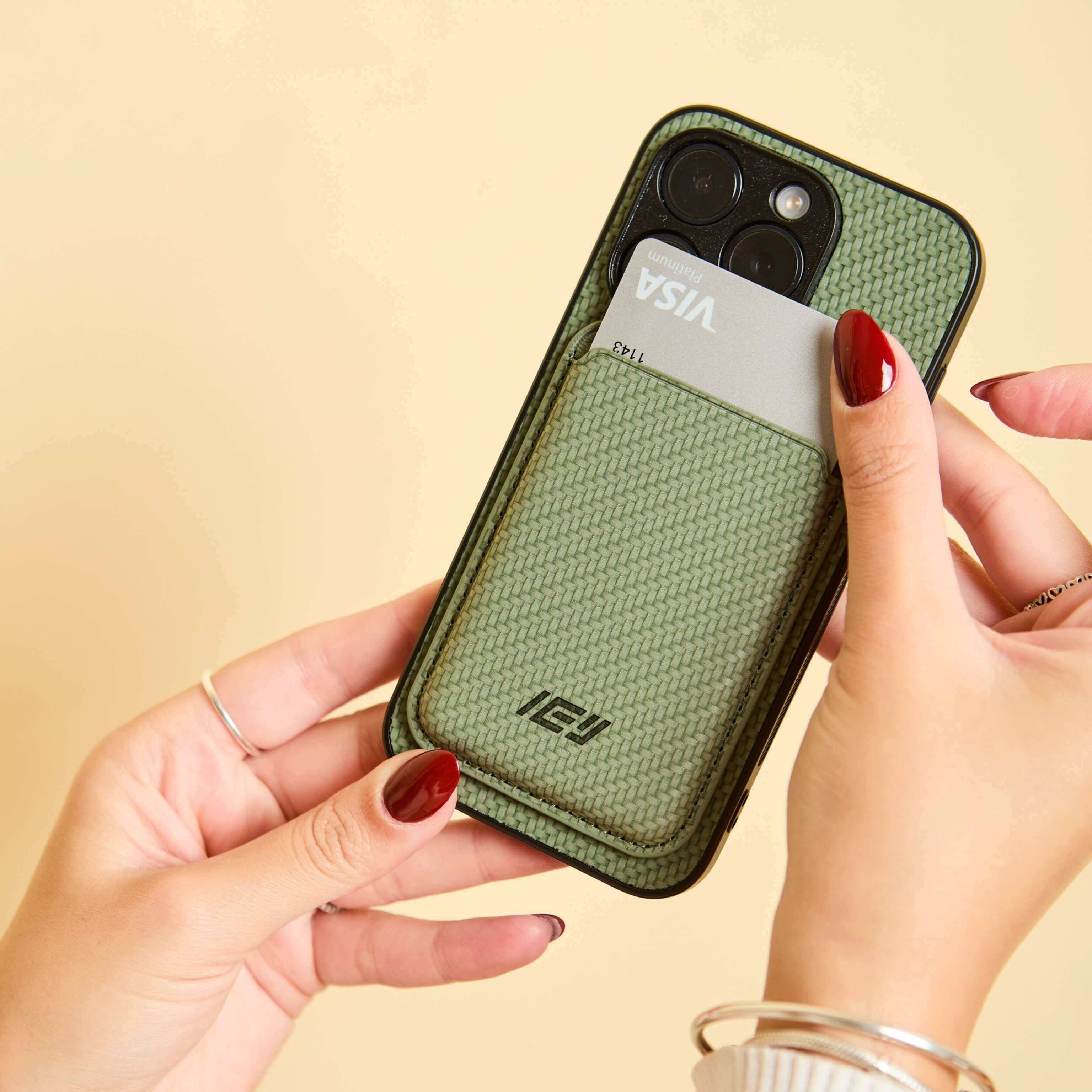 Mujer retirando tarjeta de su Billetera MagWallet color verde #color_verde