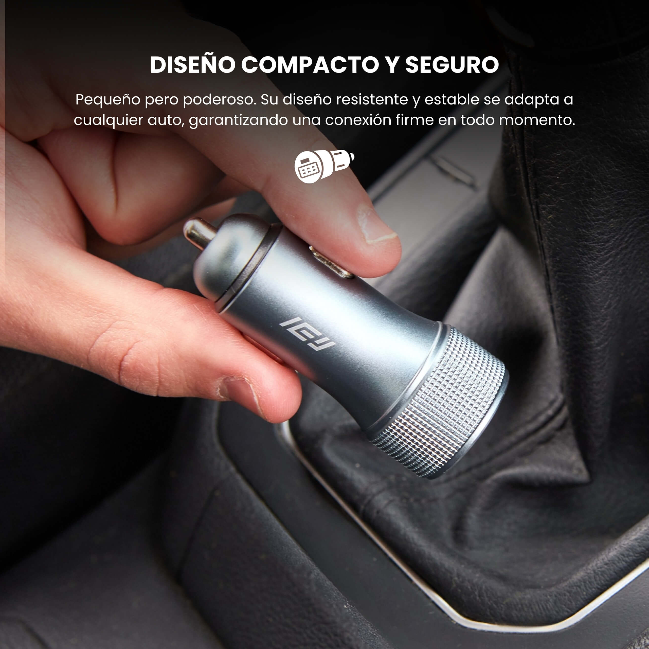 Mano instalando el cargador IEY en el auto, diseño compacto y compatible con todos los vehículos