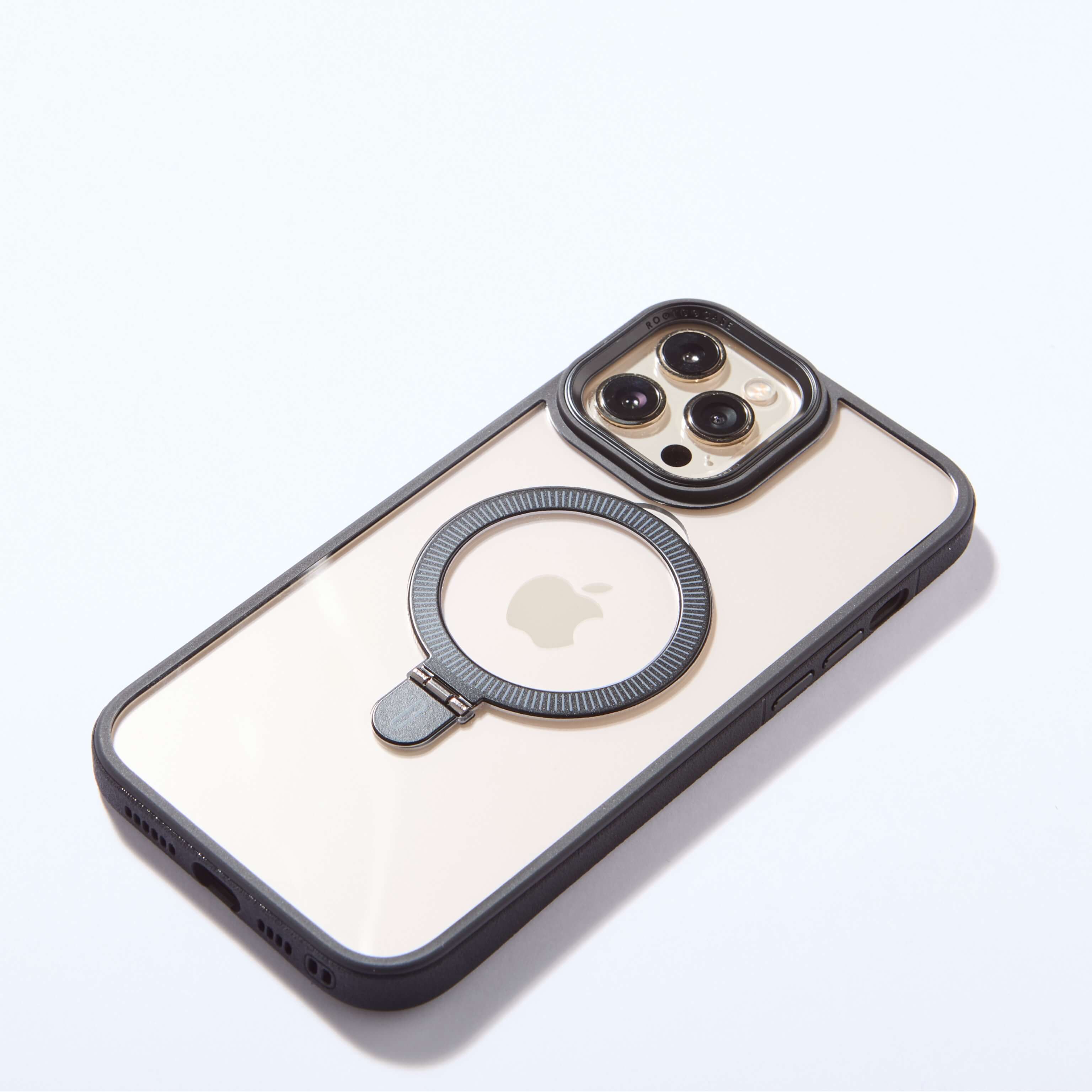 Funda MagSafe negra con anillo plegado, mostrada en posición frontal sobre fondo blanco. #color_negro