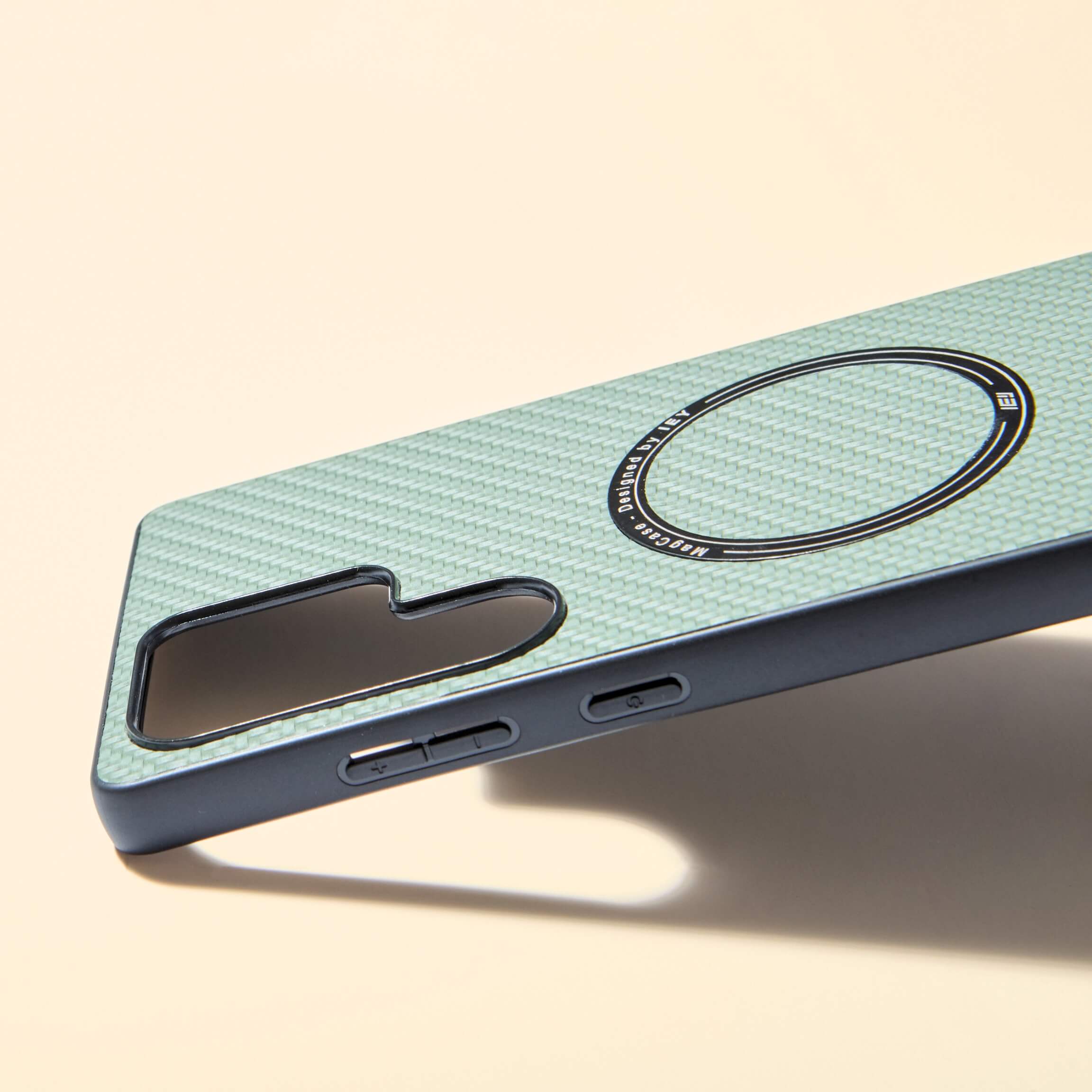 Funda MagSafe Samsung verde con textura tipo fibra de carbono, vista diagonal con aro imantado grabado y diseño ultraligero #color_verde