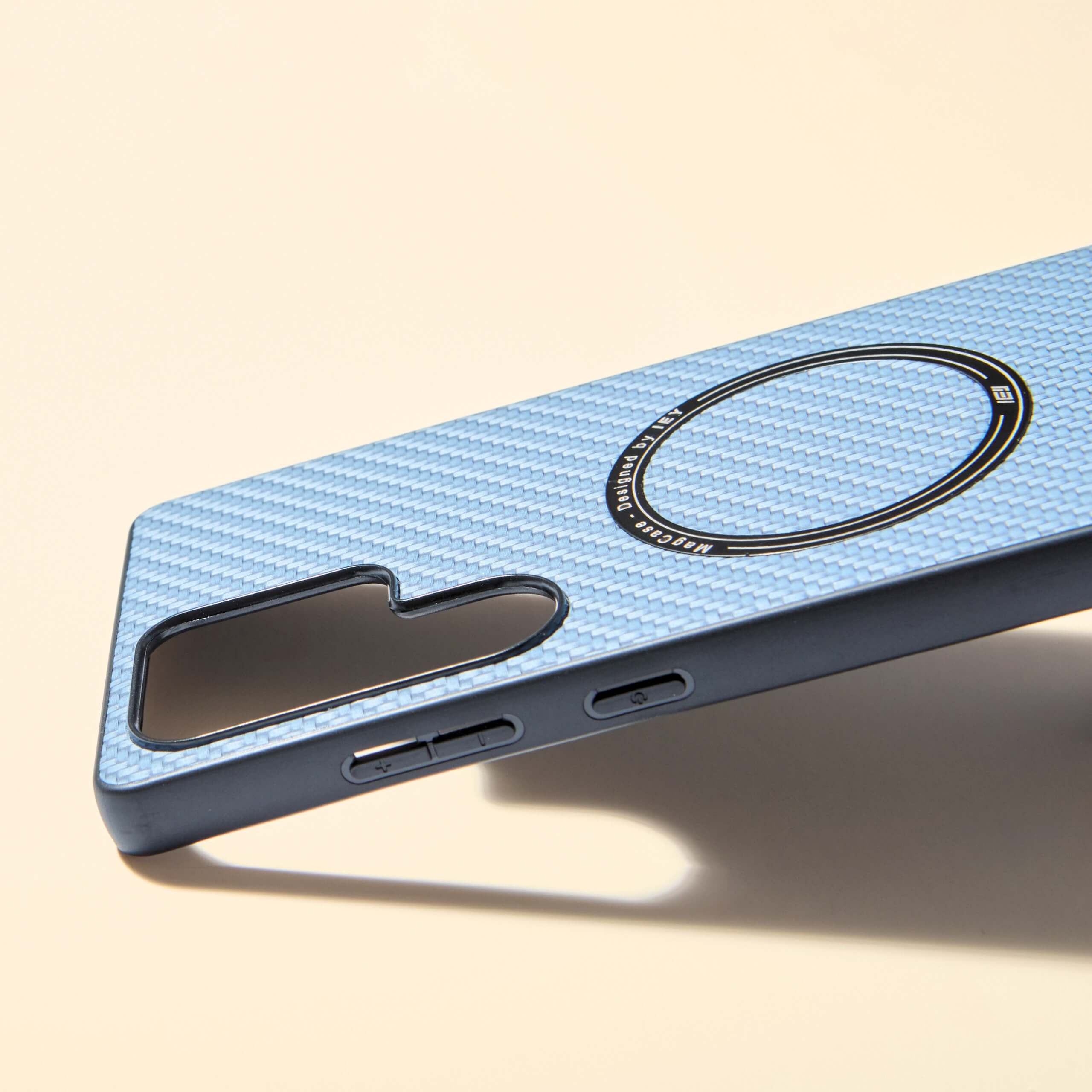 Funda MagSafe Samsung azul con textura tipo fibra de carbono, vista diagonal con aro imantado grabado y diseño ultraligero #color_azul