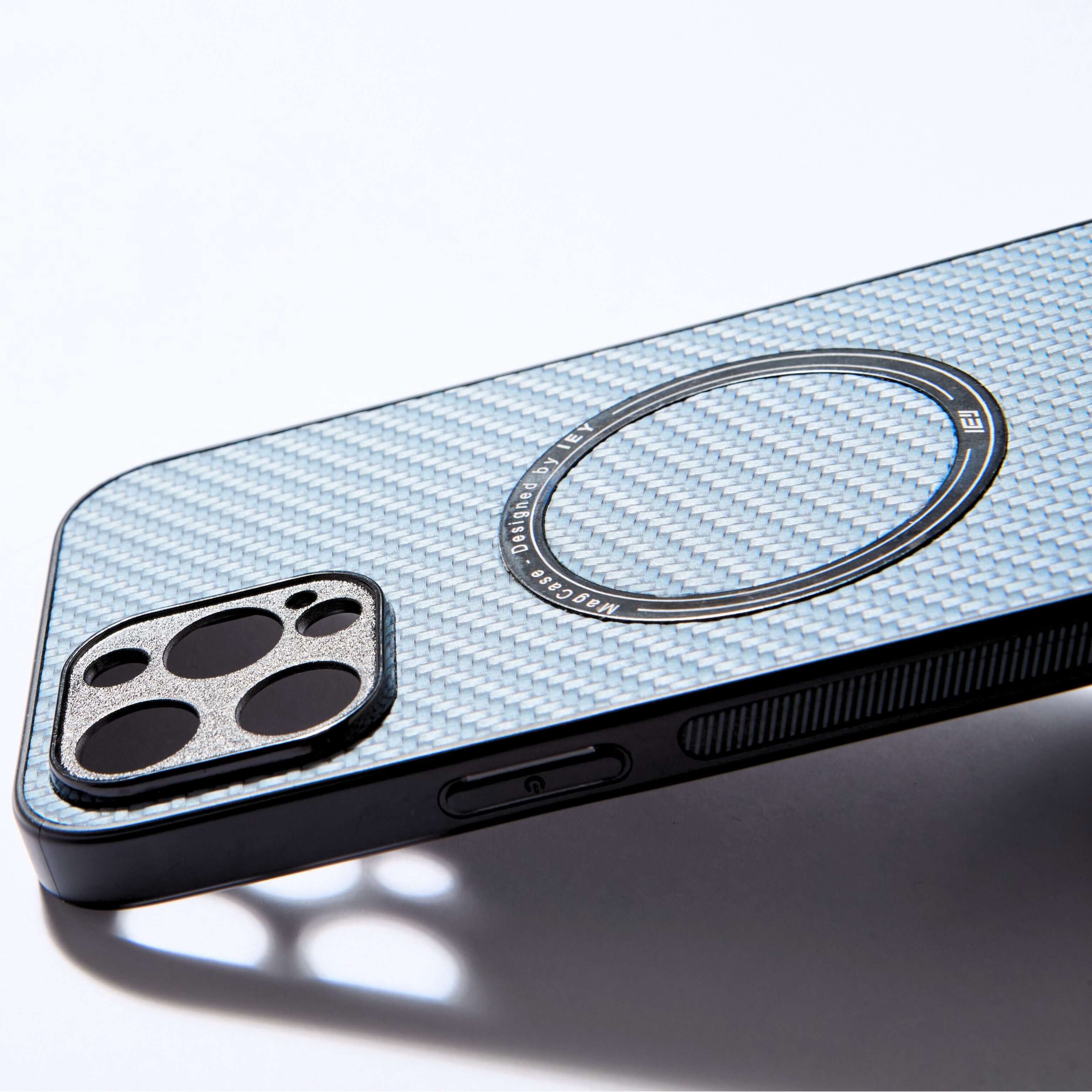 Funda MagSafe azul con textura tipo fibra de carbono, vista diagonal con aro imantado grabado y diseño ultraligero #color_azul