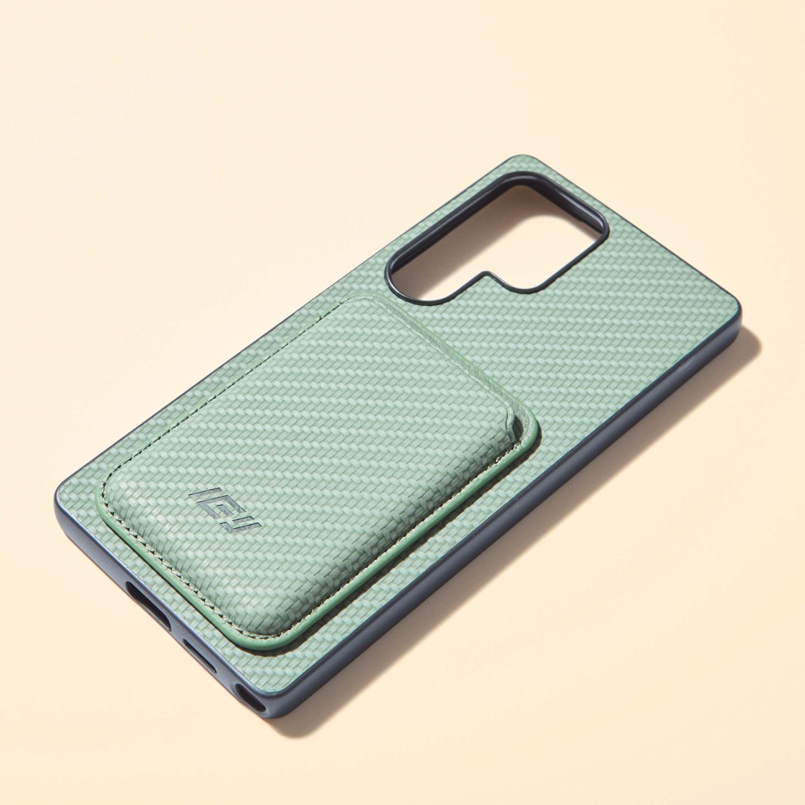 Funda MagSafe IEY® verde con wallet magnético integrado sobre fondo claro #color_verde