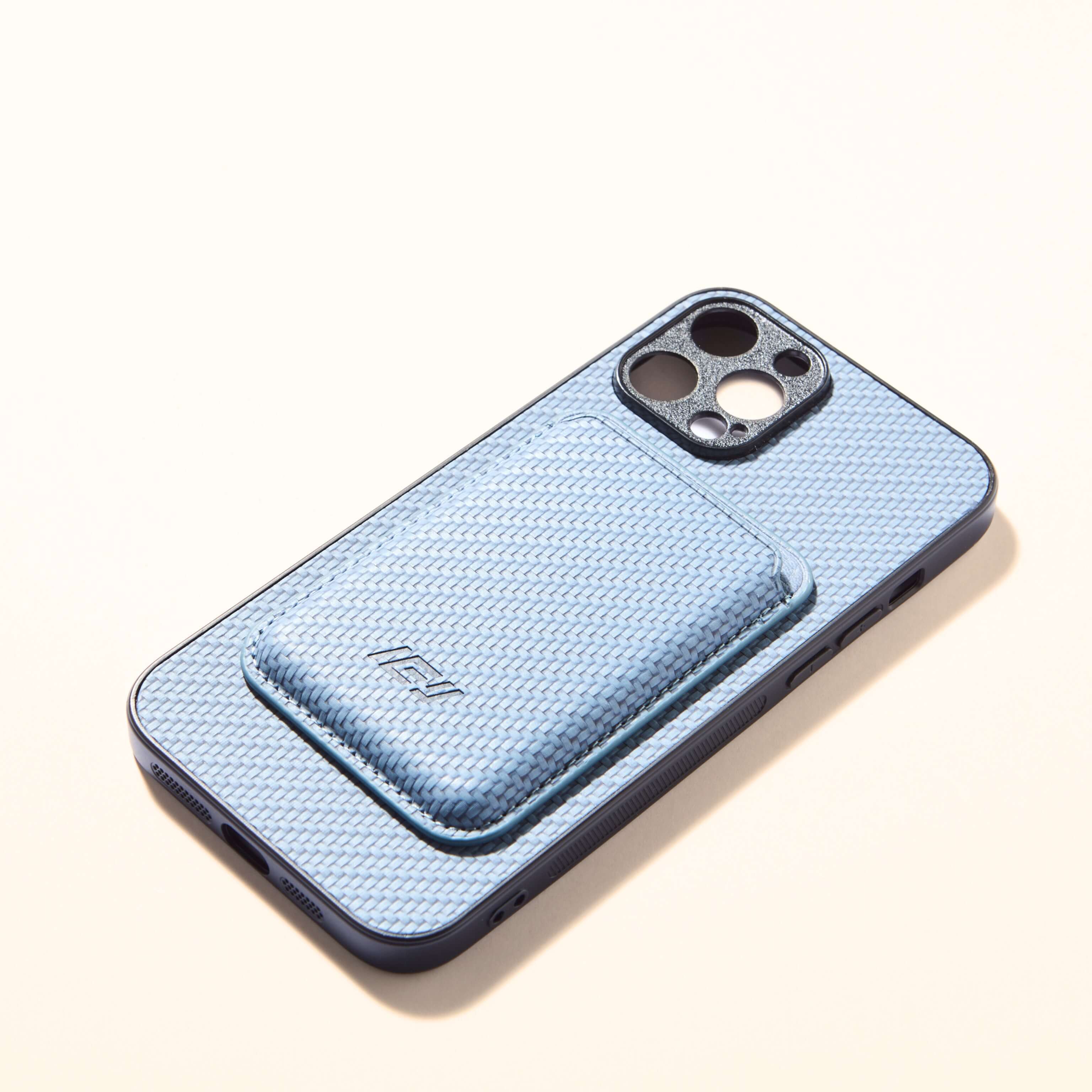 Combo MagSafe azul claro con funda y billetera, sobre fondo blanco, destacando diseño minimalista. #color_azul