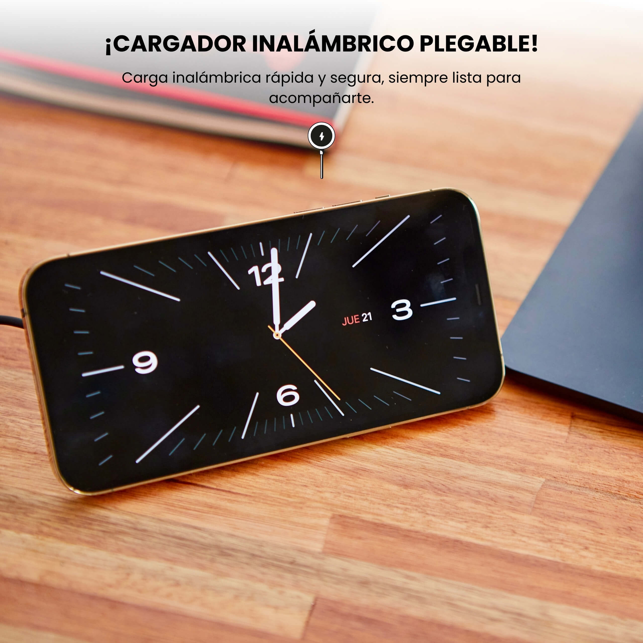 Cargador MagCharger cargando iPhone en modo horizontal con reloj en pantalla y soporte desplegado