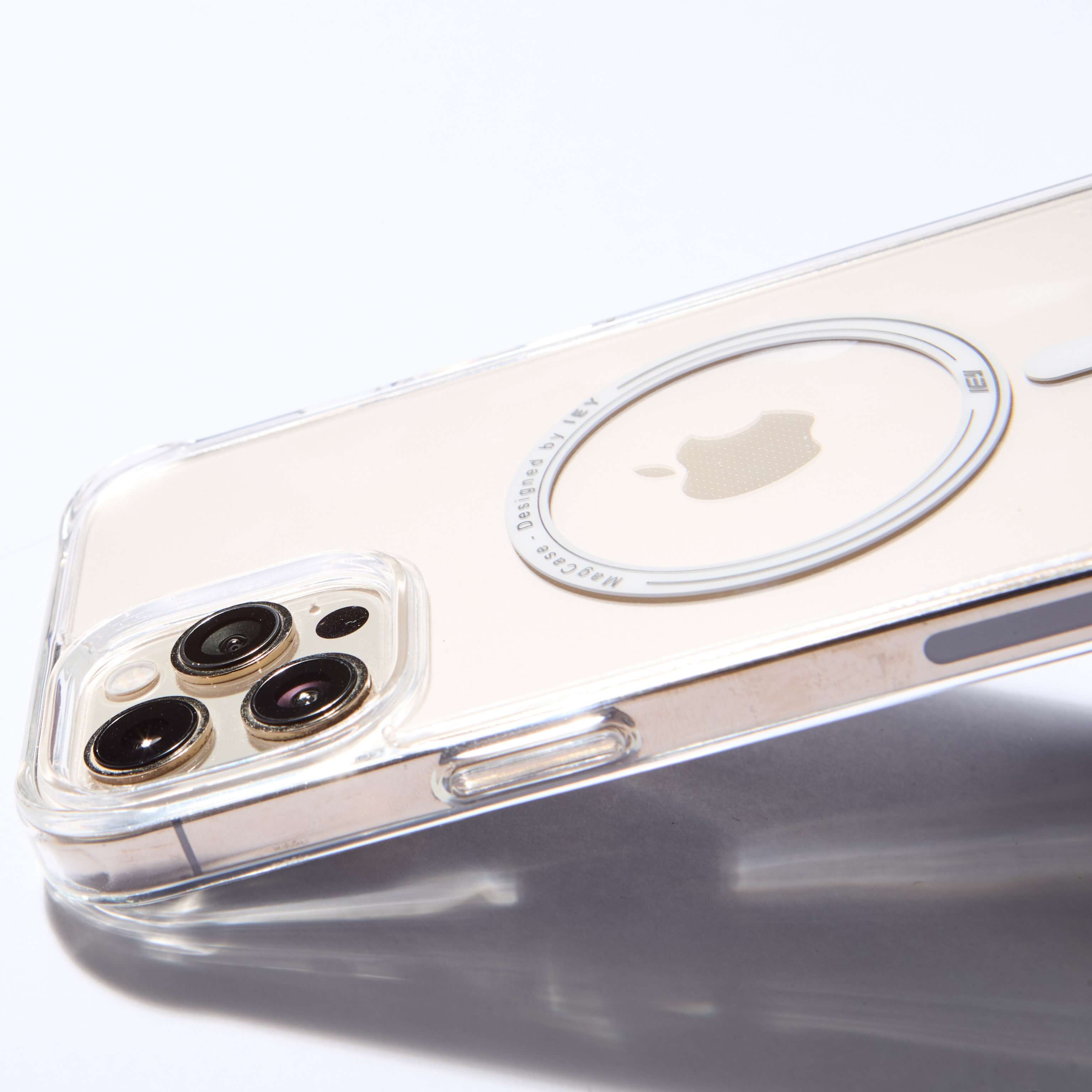 Funda transparente MagSafe para iPhone con diseño minimalista y aro imantado visible